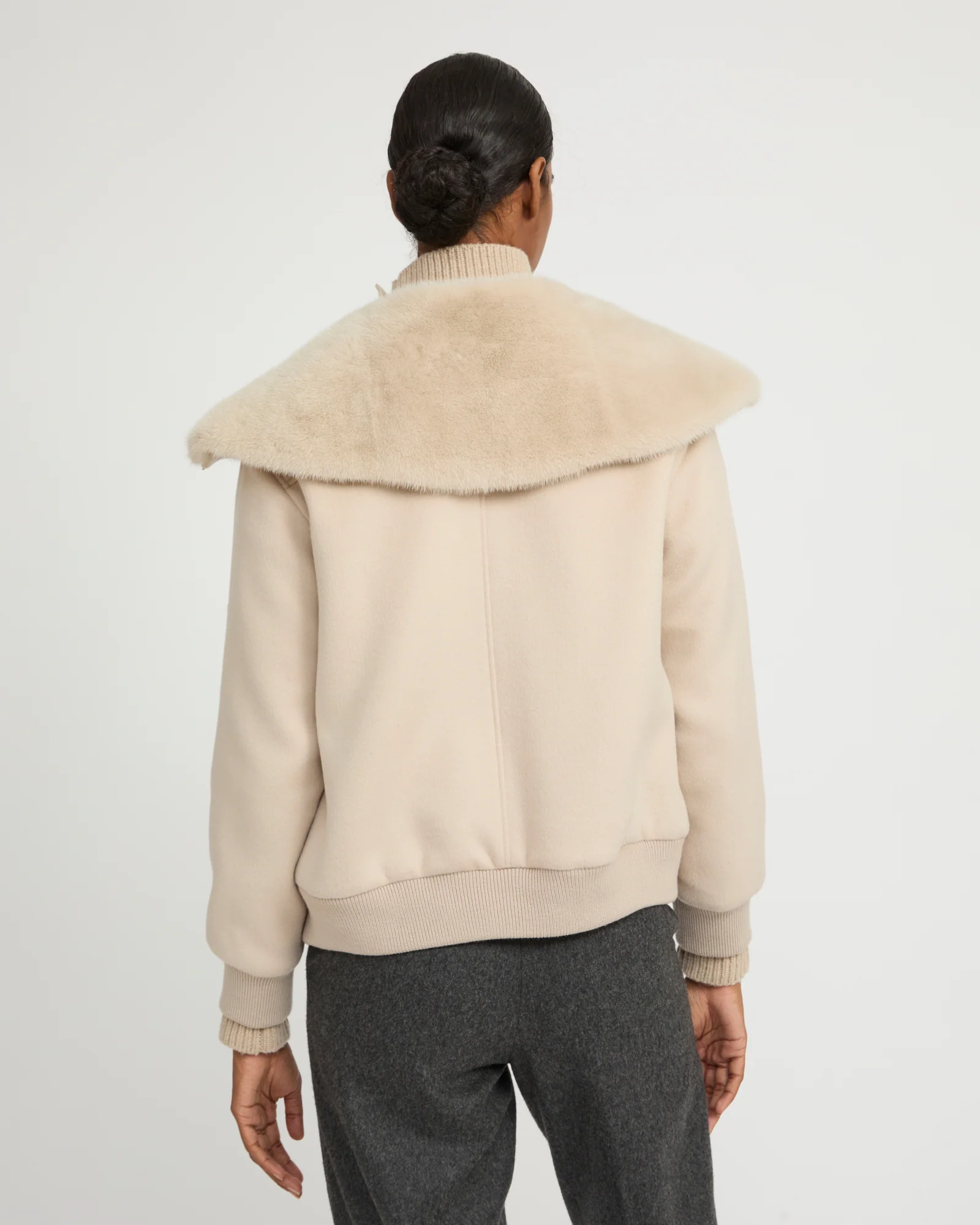 Blouson court en lainage cachemire et col amovible en fourrure de vison - Image 4