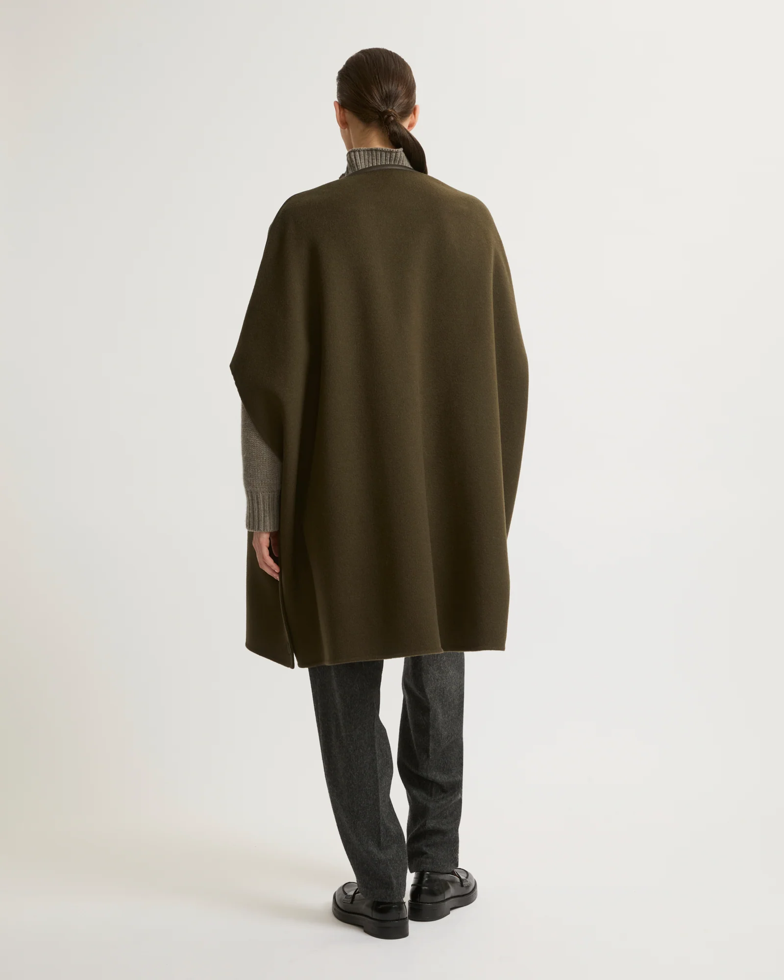 Cape en lainage cachemire double-face avec boutons en cuir - Image 3