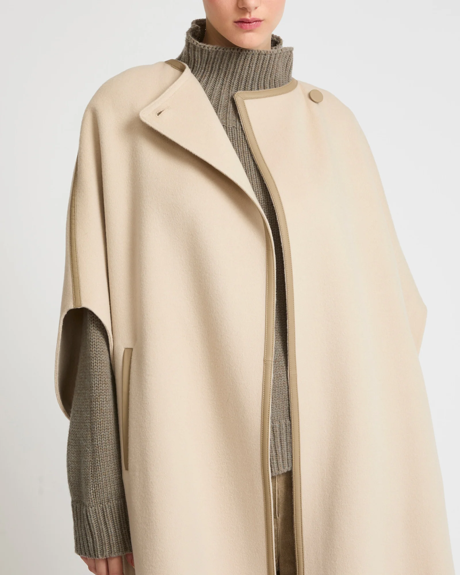 Cape en lainage cachemire double-face avec boutons en cuir - Image 3