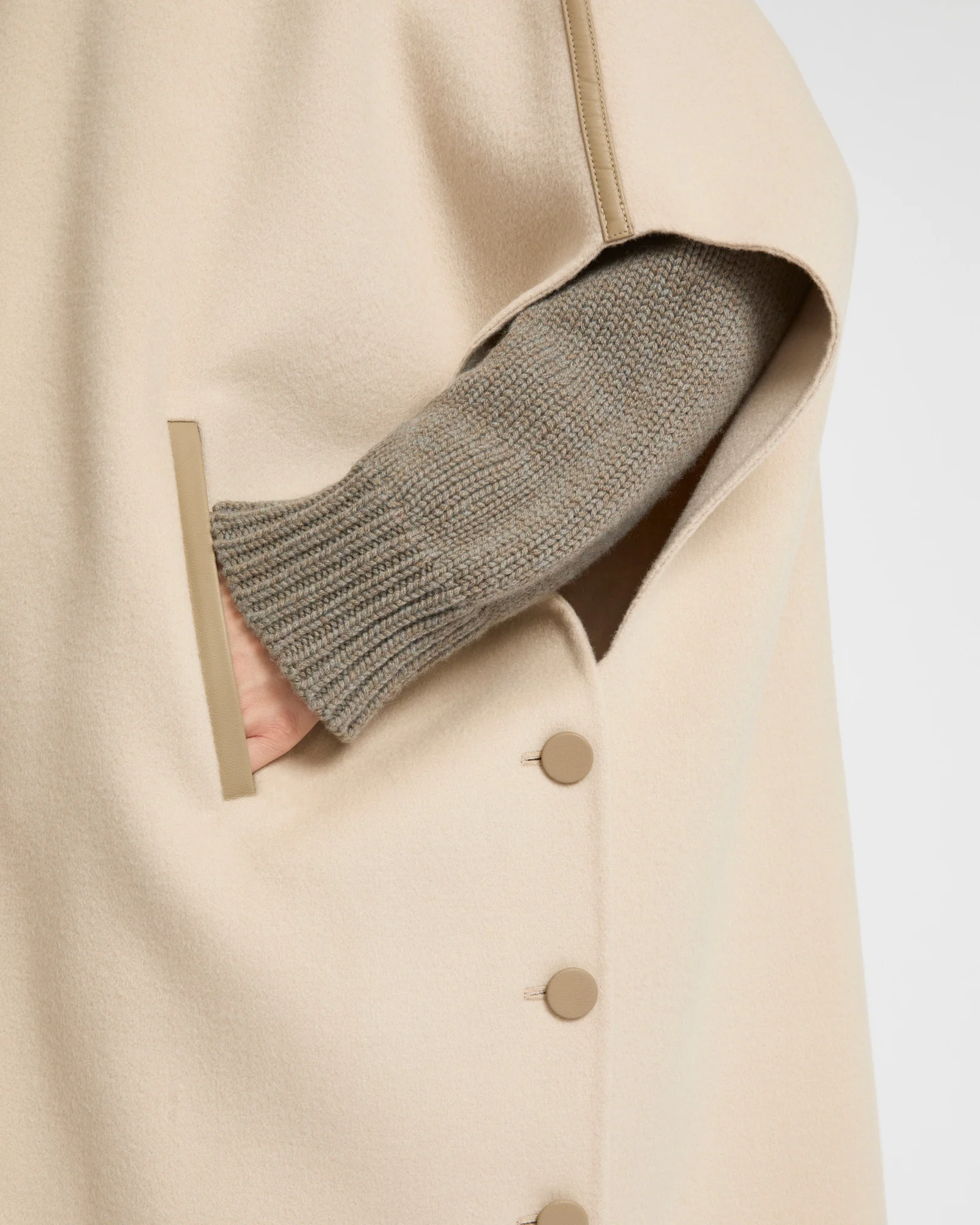 Cape en lainage cachemire double-face avec boutons en cuir - Image 4