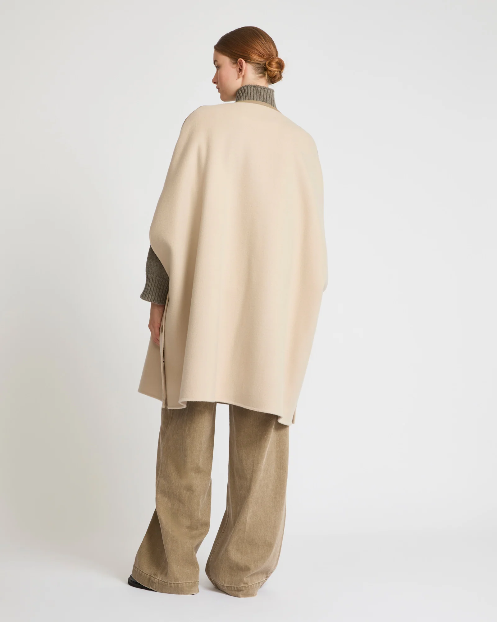 Cape en lainage cachemire double-face avec boutons en cuir - Image 5