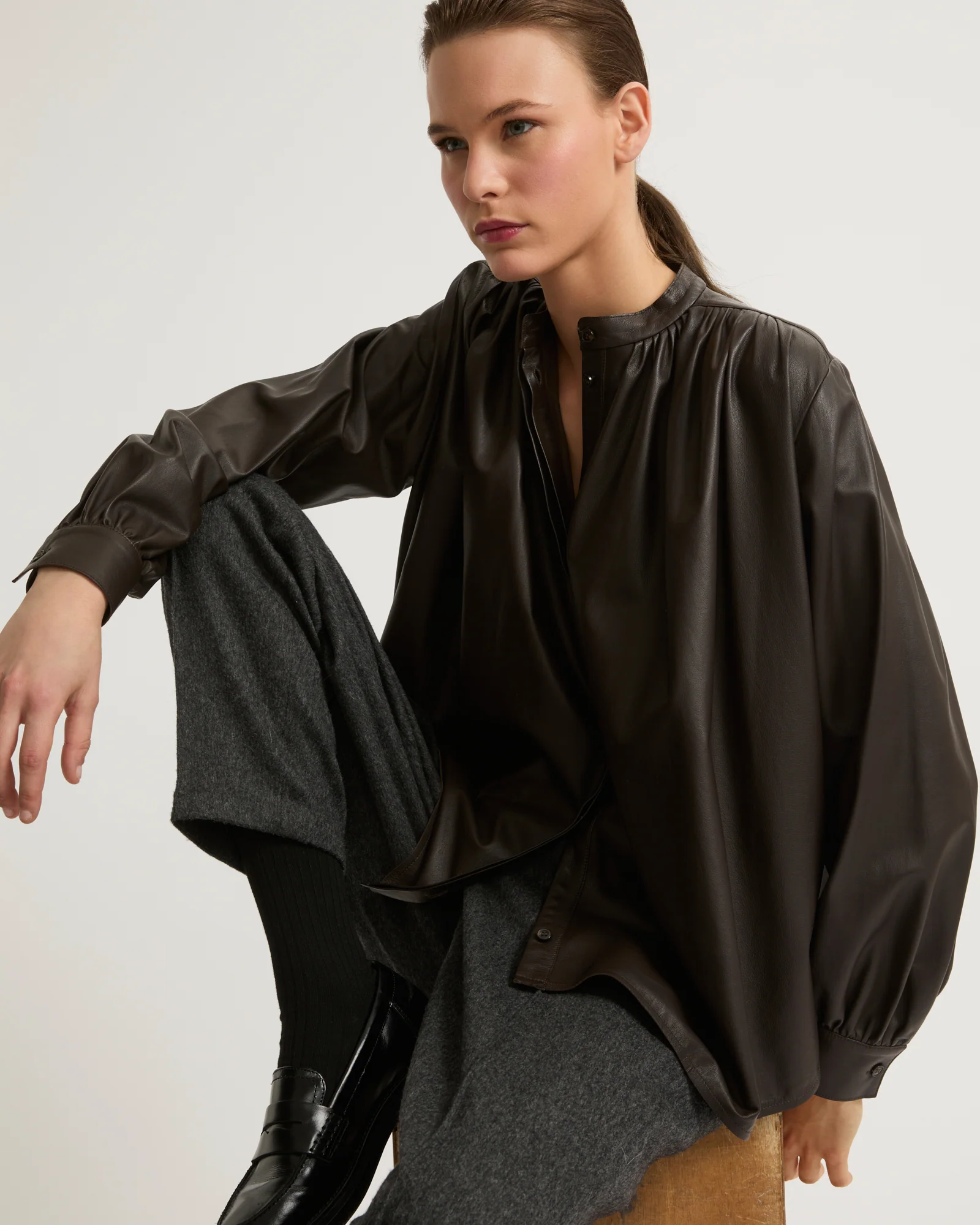 Chemise à plis en cuir d'agneau fin - Image 6
