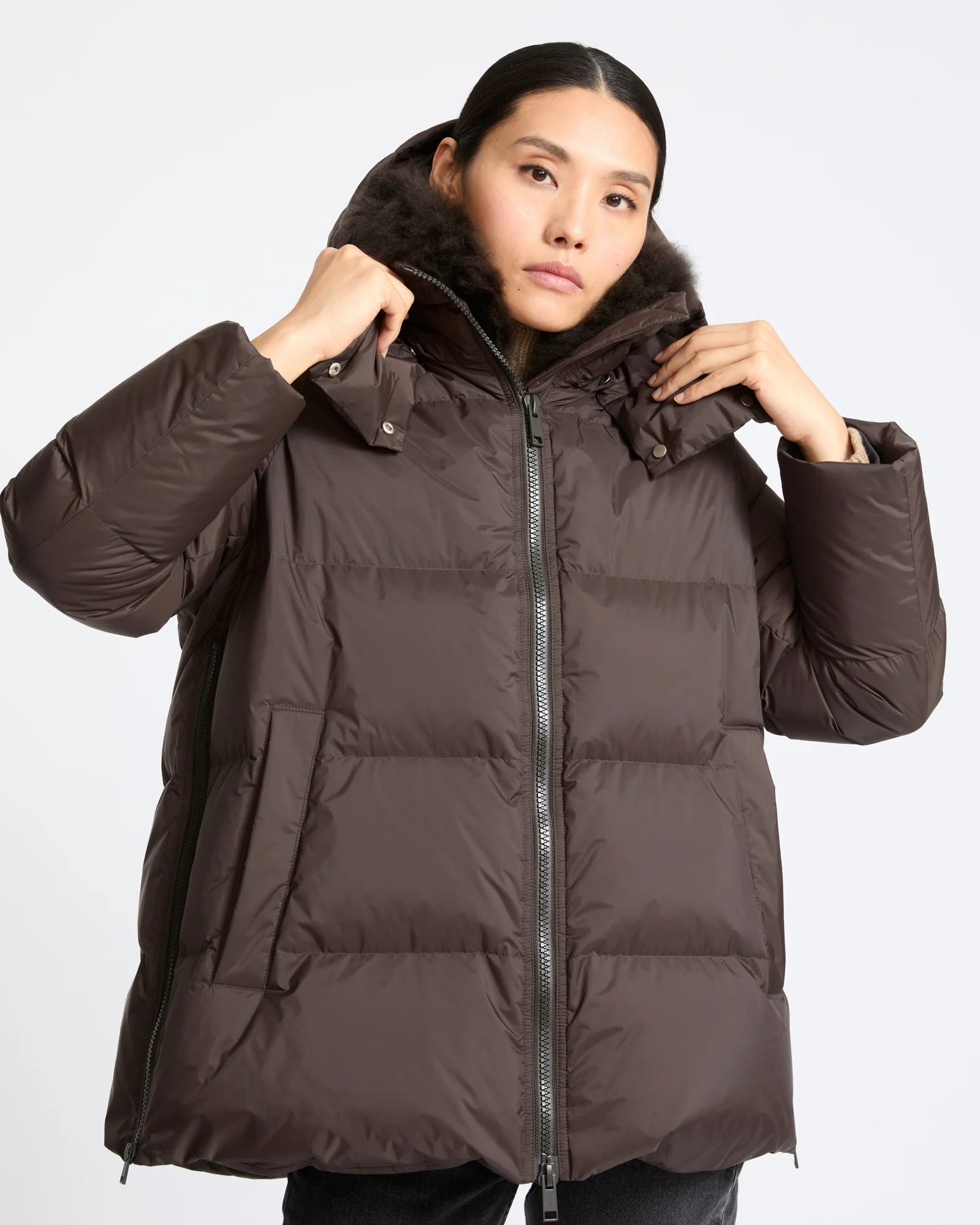 Doudoune "A" line en tissu technique imperméable avec col en agneau laine vaporeuse - Image 3