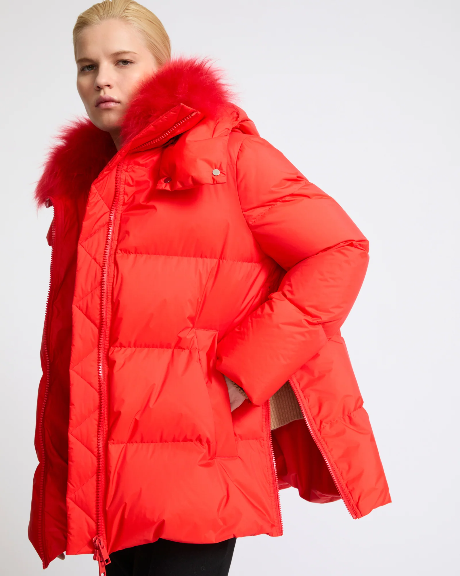 Doudoune "A" line en tissu technique imperméable avec col en agneau laine vaporeuse - Image 3