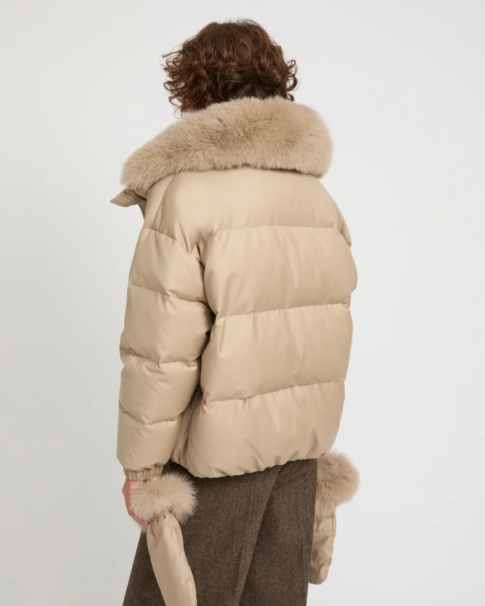 Doudoune courte en tissu Loro Piana avec col amovible en fourrure de renard et moufles - Image 4