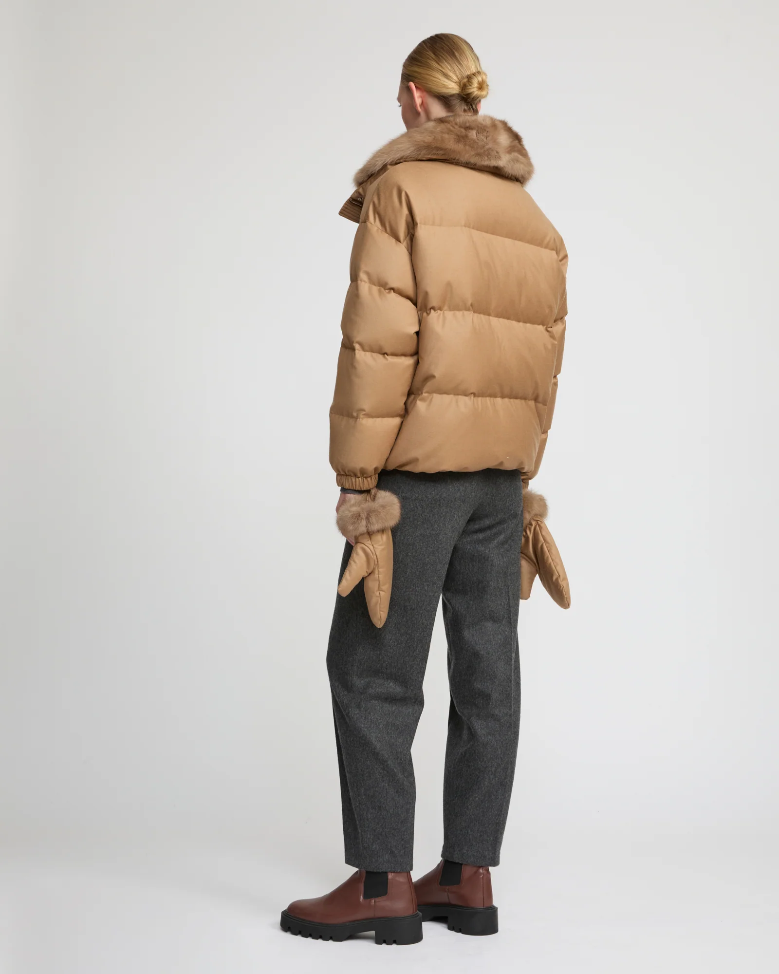 Doudoune courte en tissu flanelle Loro Piana avec col en fourrure de zibeline - Image 4