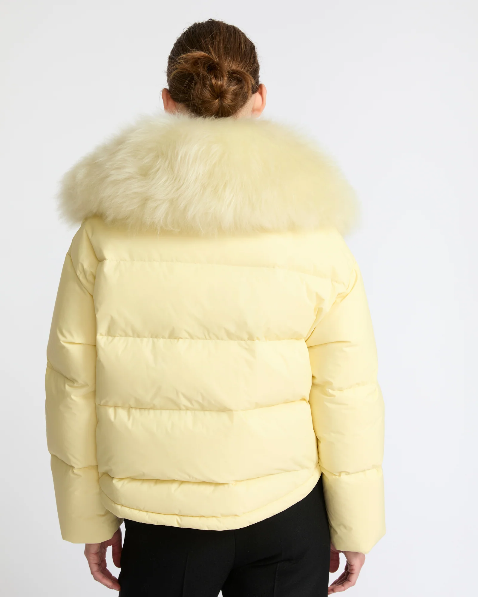Doudoune courte en tissu technique imperméable avec col en agneau laine vaporeuse - Image 3