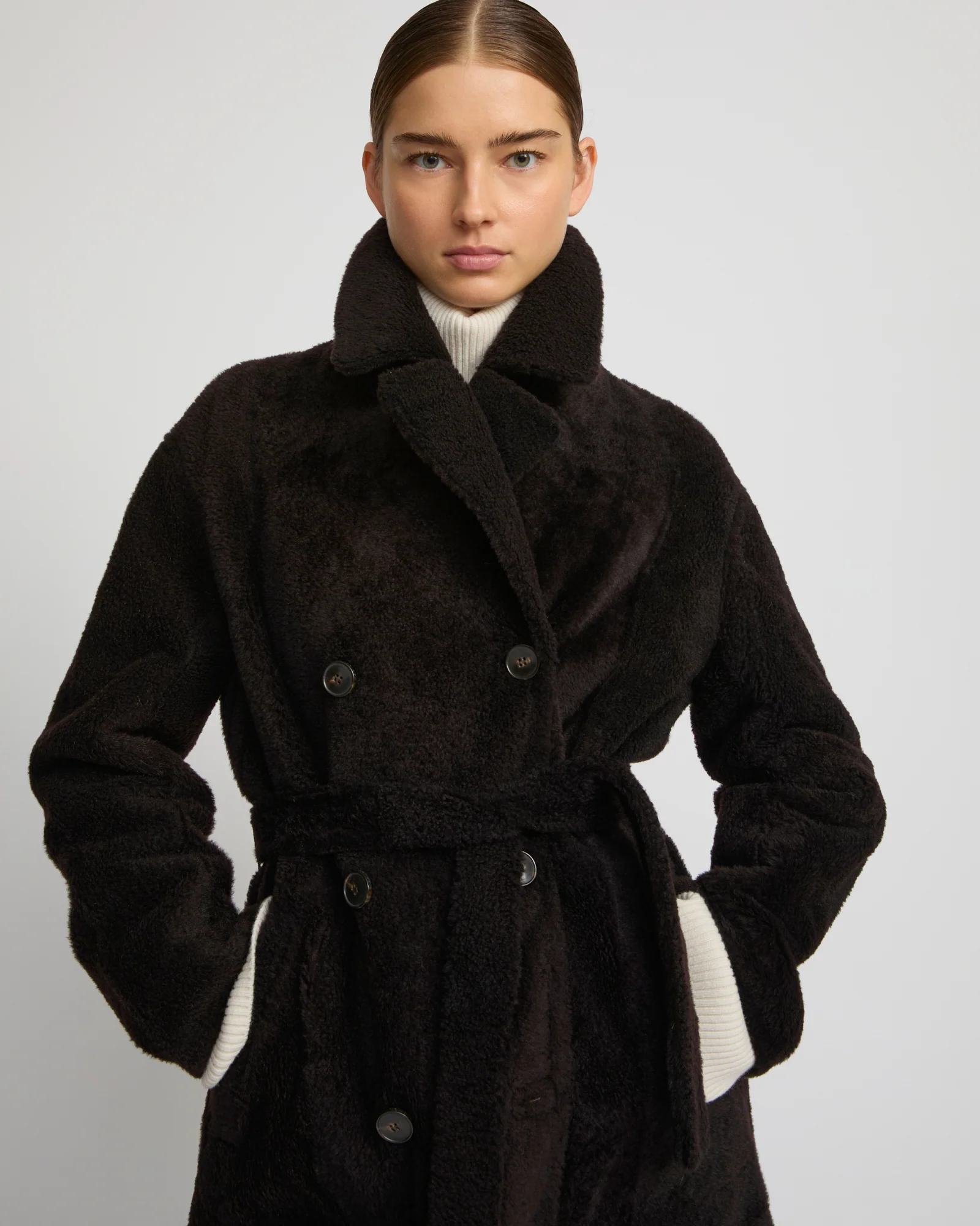 Manteau long à double boutonnage en peau lainée agneau façon astrakan - Image 3