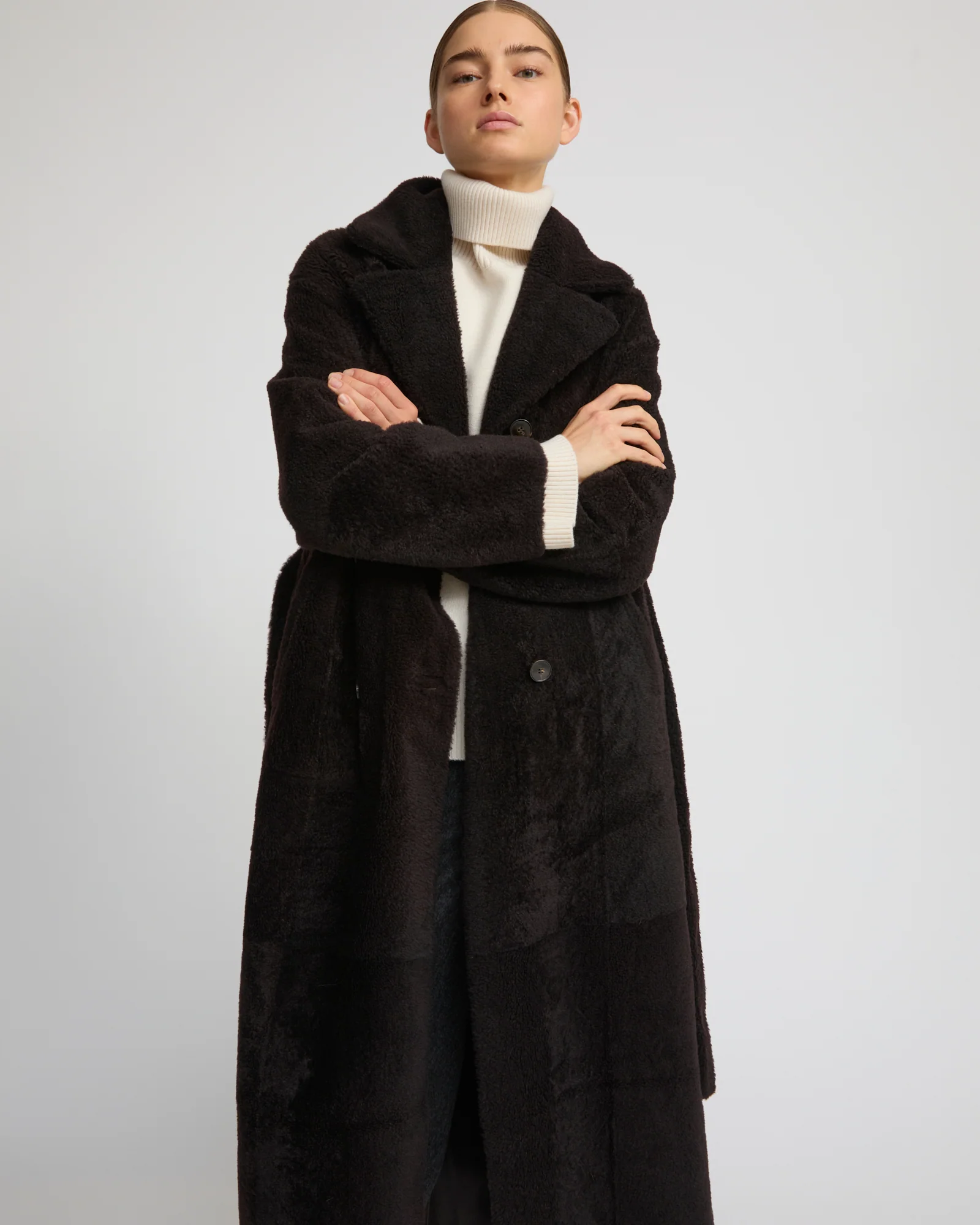 Manteau long à double boutonnage en peau lainée agneau façon astrakan - Image 4