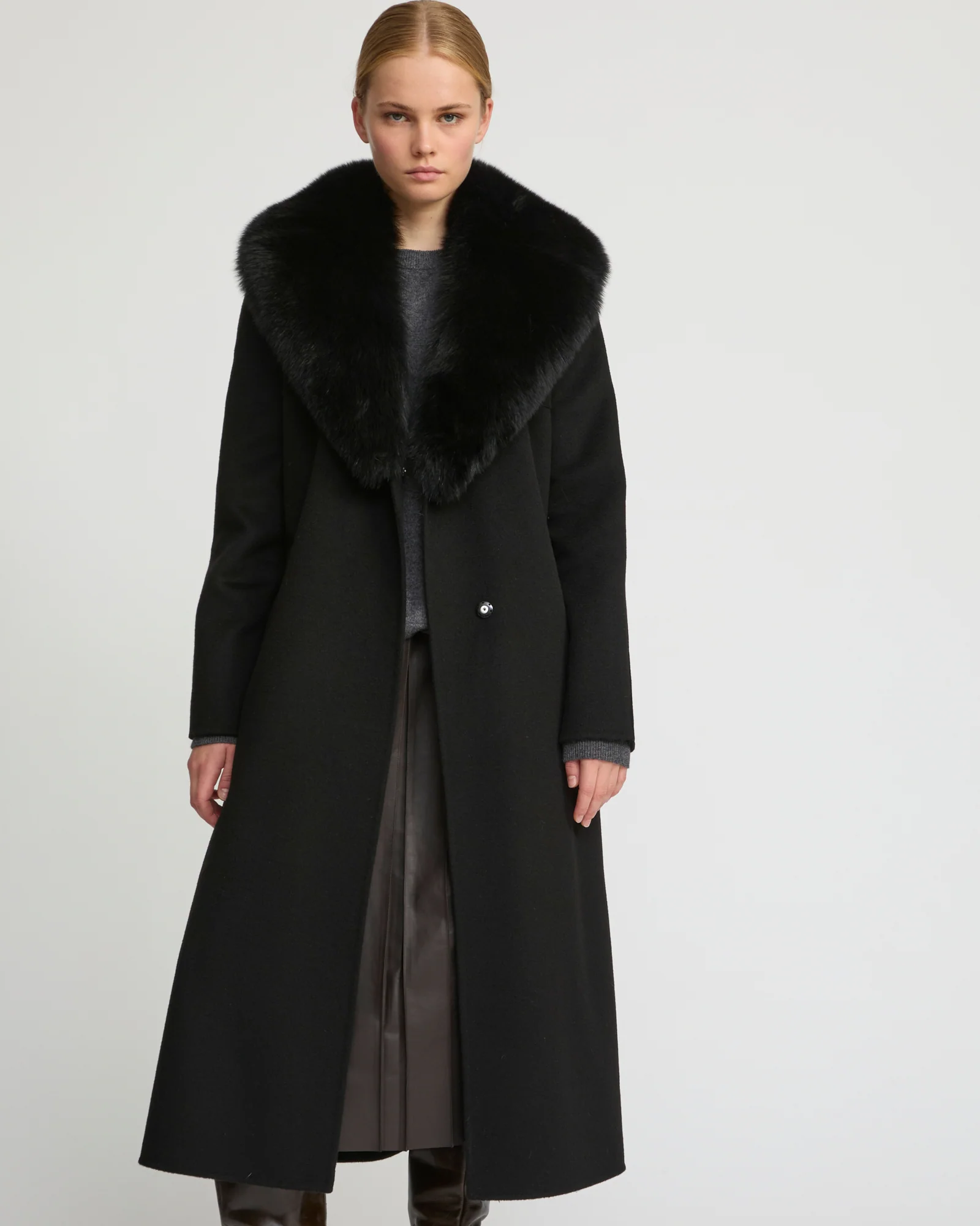Manteau ceinturé en lainage cachemire avec col en fourrure de renard - Image 5