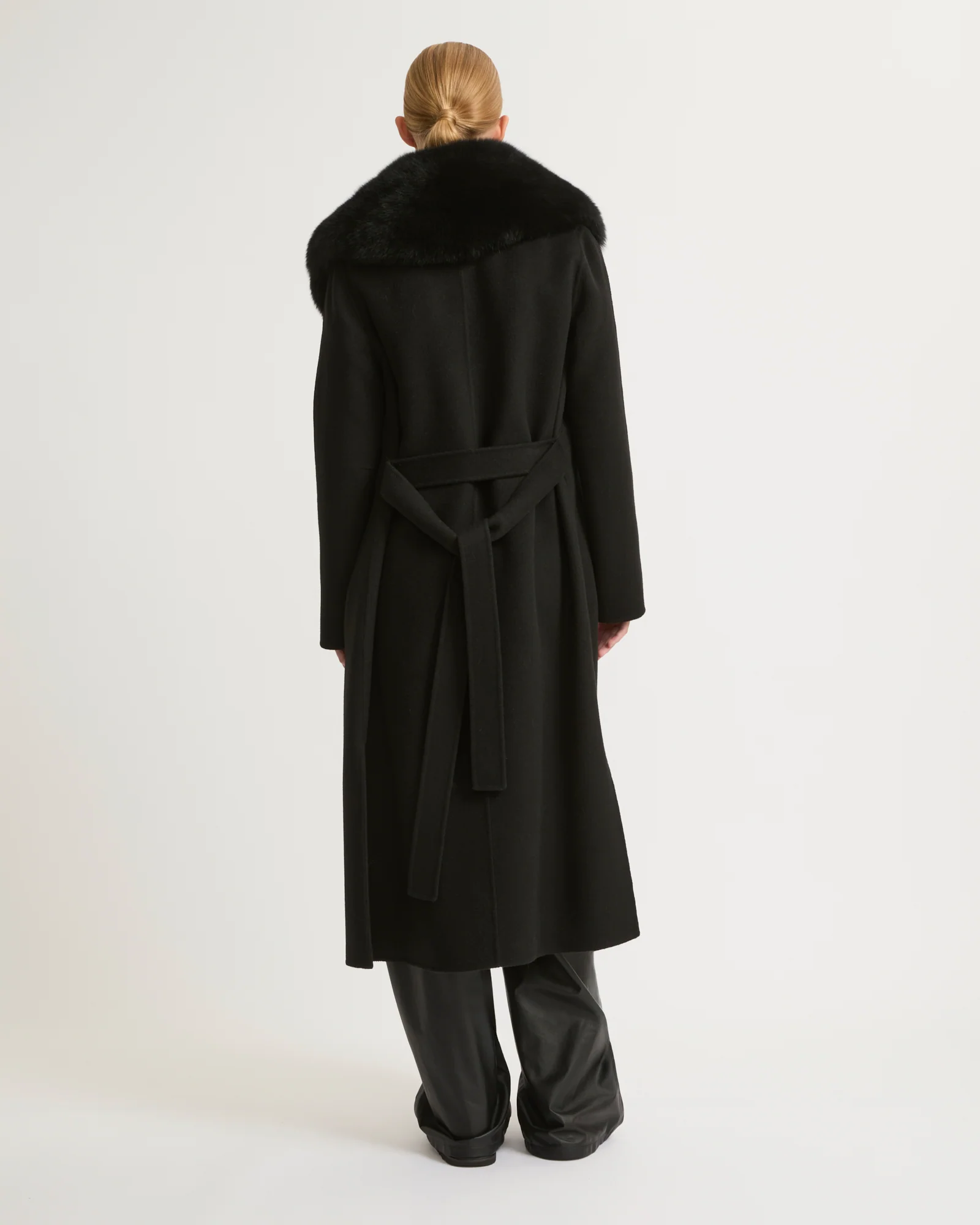 Manteau ceinturé en lainage cachemire avec col en fourrure de renard - Image 6