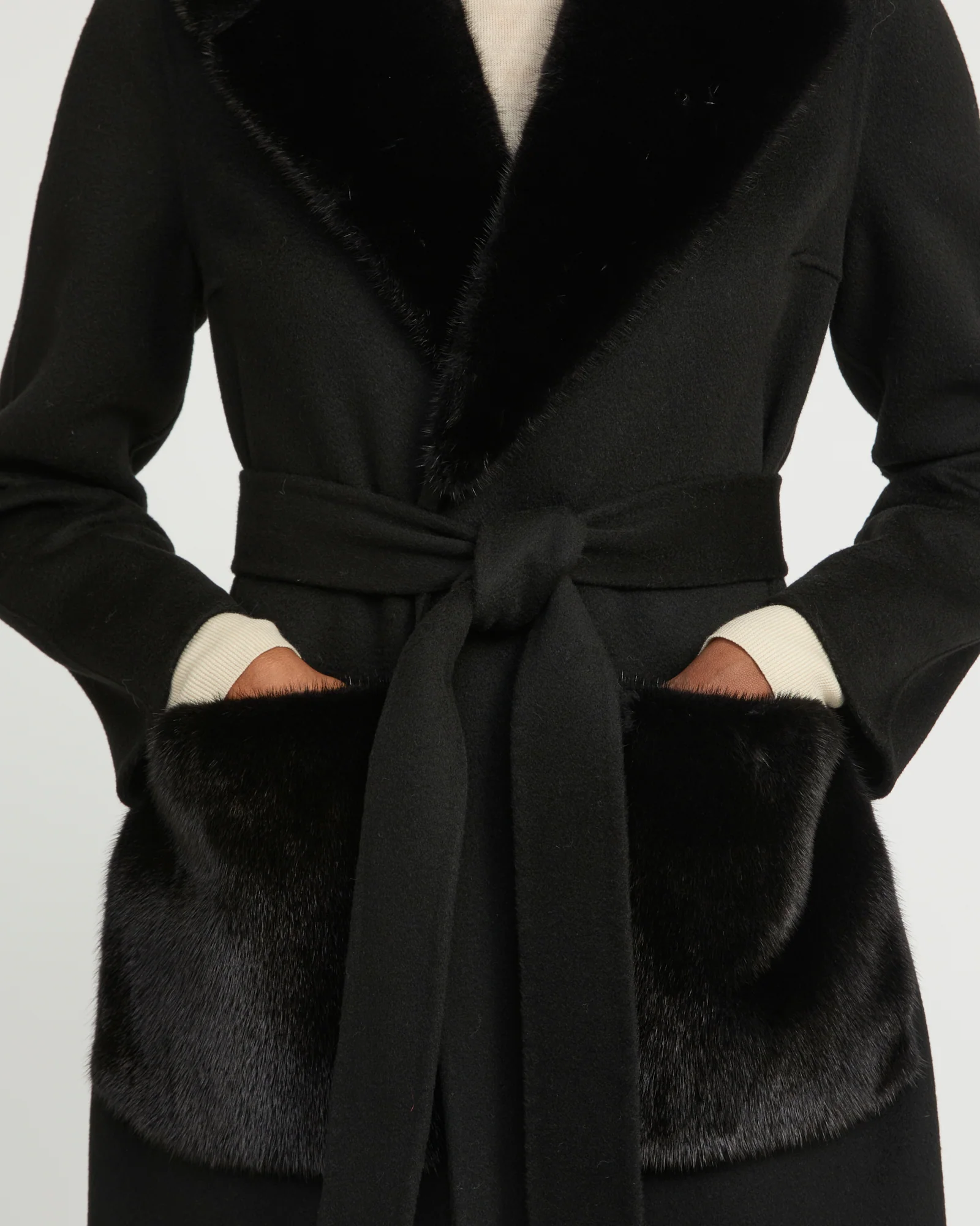 Manteau ceinturé en lainage cachemire avec col et sur-poches en fourrure de vison - Image 4