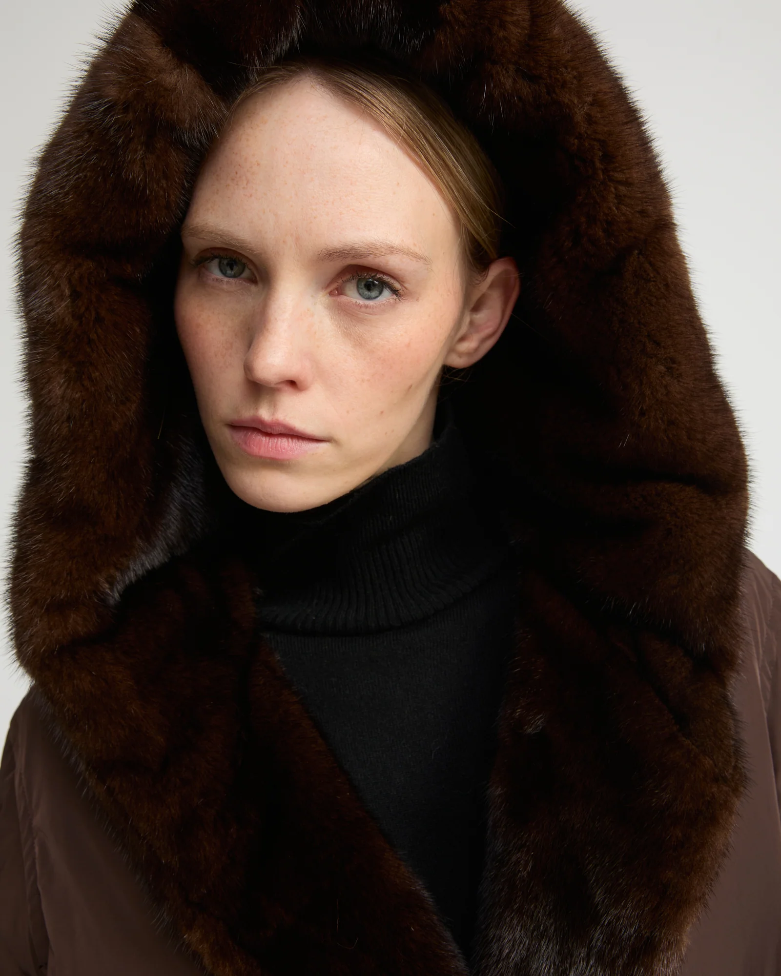 Manteau doudoune longue en tissu technique et fourrure de vison - Image 4