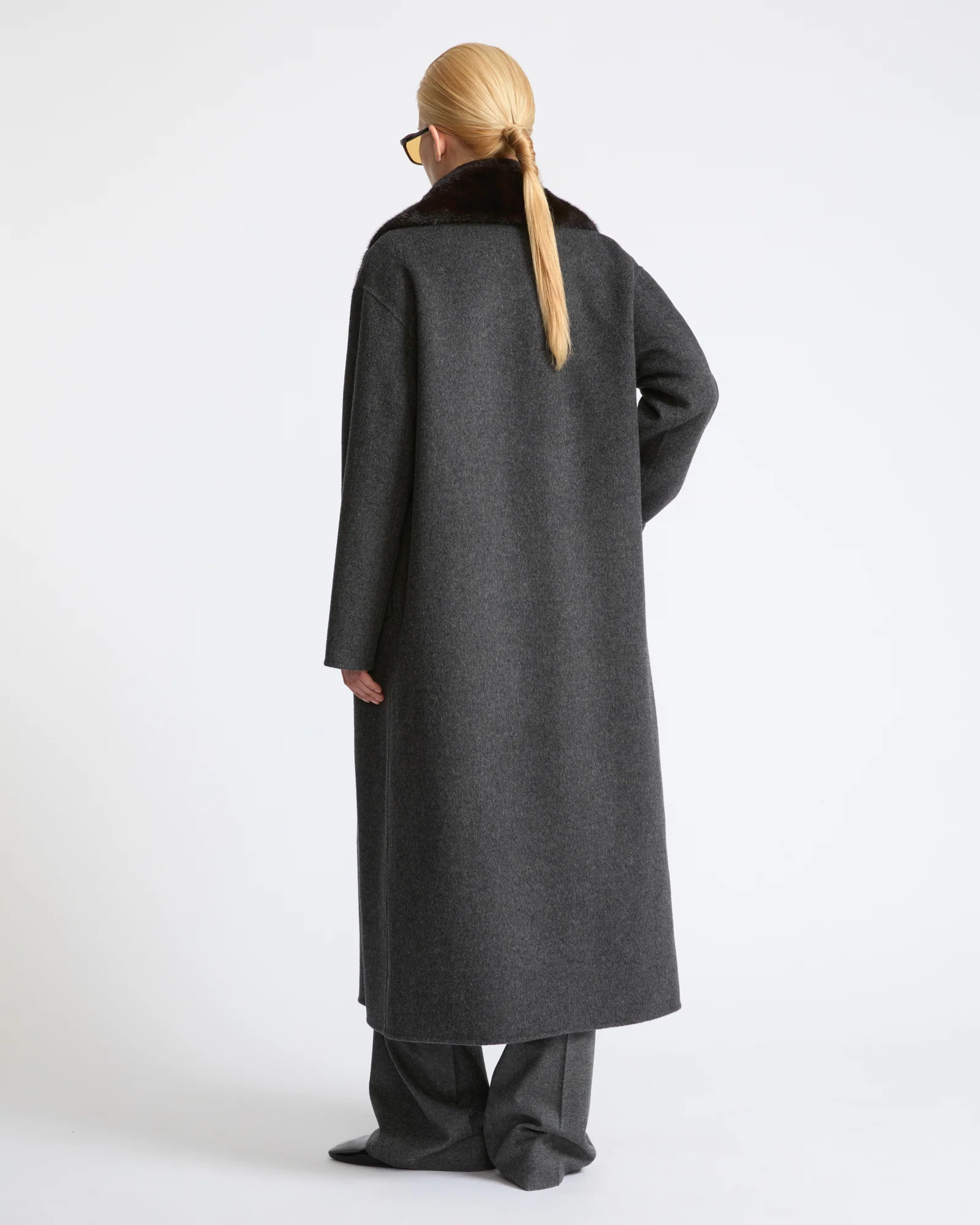 Manteau long en lainage cachemire avec col en fourrure de vison - Image 4
