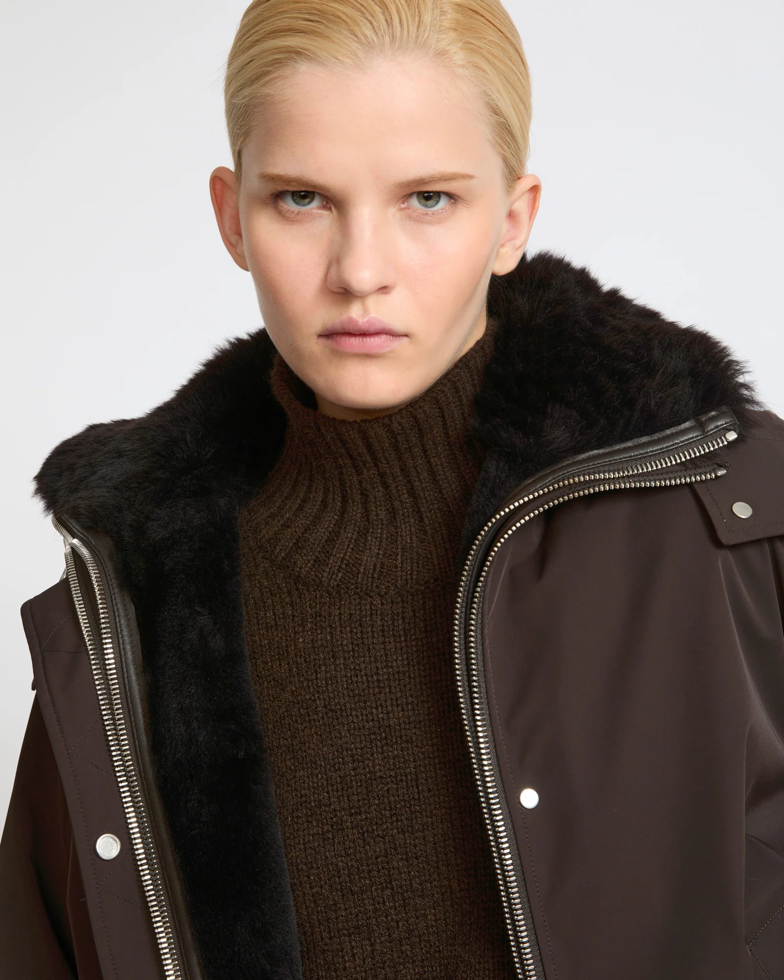 Parka courte à capuche en tissu technique imperméable et peau lainée d'agneau - Image 3