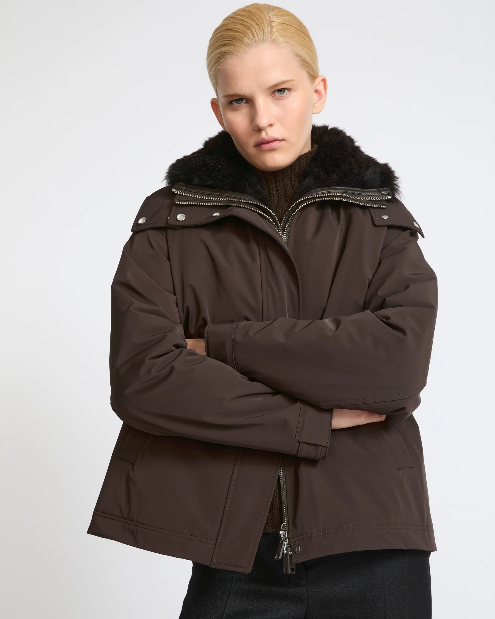 Parka courte à capuche en tissu technique imperméable et peau lainée d'agneau - Image 4