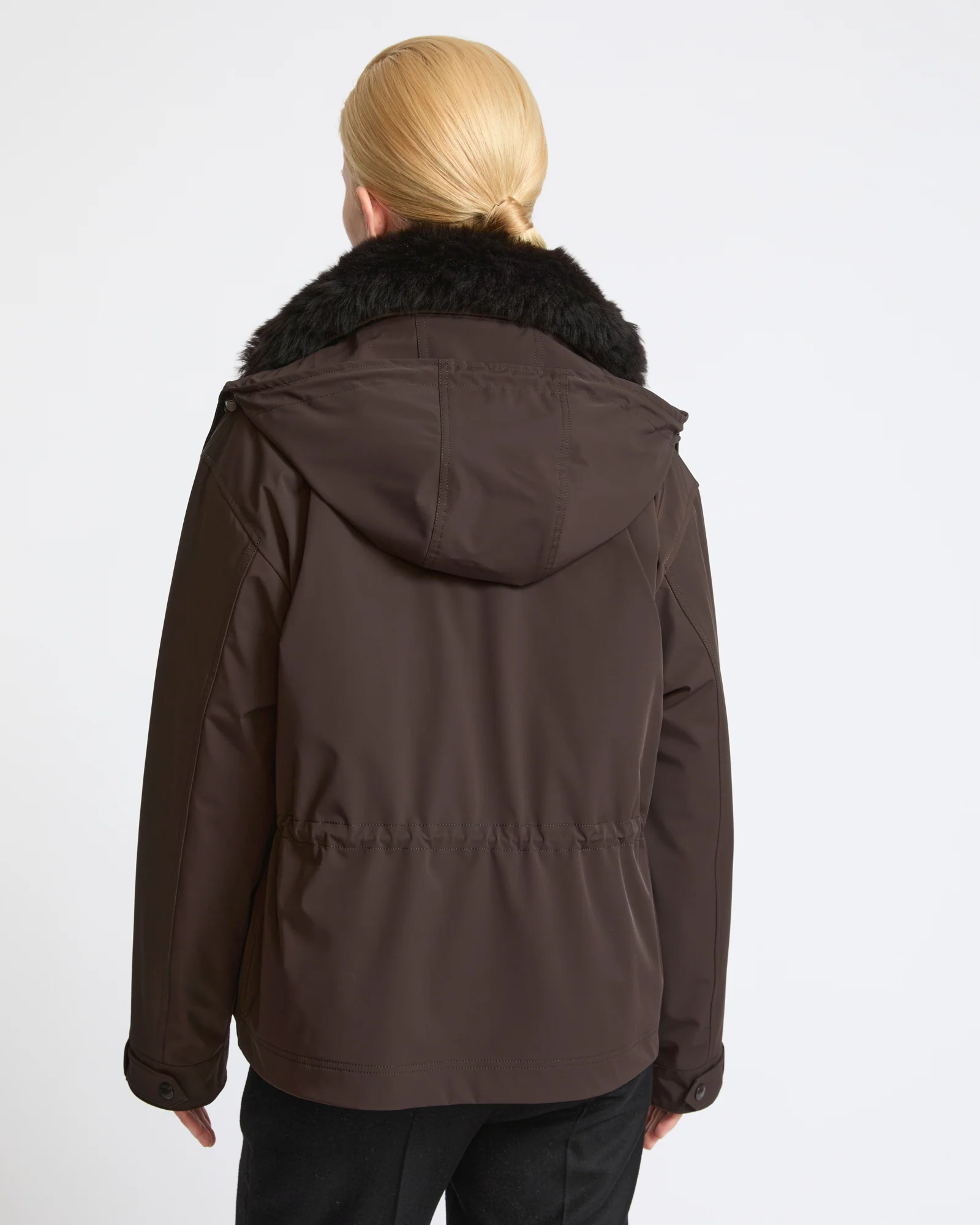 Parka courte à capuche en tissu technique imperméable et peau lainée d'agneau - Image 5