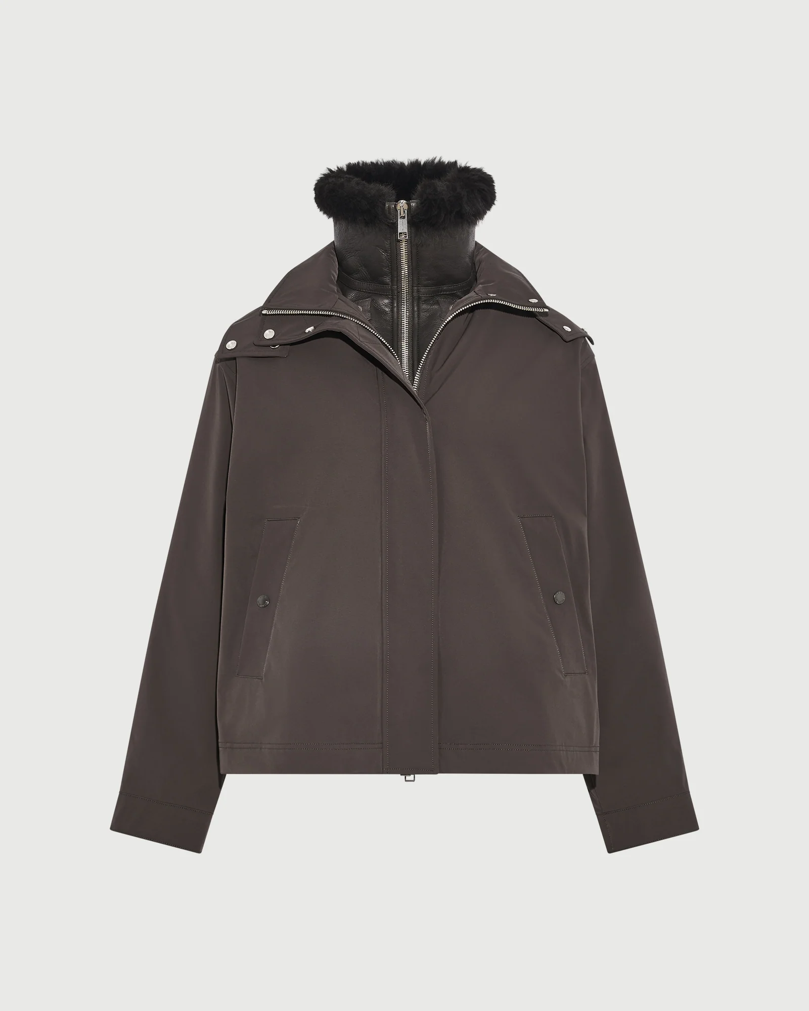 Parka courte à capuche en tissu technique imperméable et peau lainée d'agneau - Image 7
