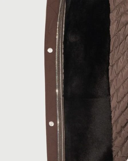 Parka courte à capuche en tissu technique imperméable et peau lainée d'agneau - Image 9