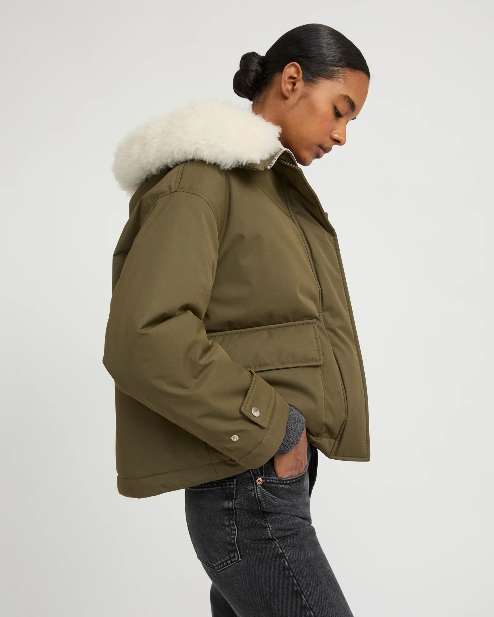 Parka courte en coton imperméable et peau lainée d'agneau - Image 3