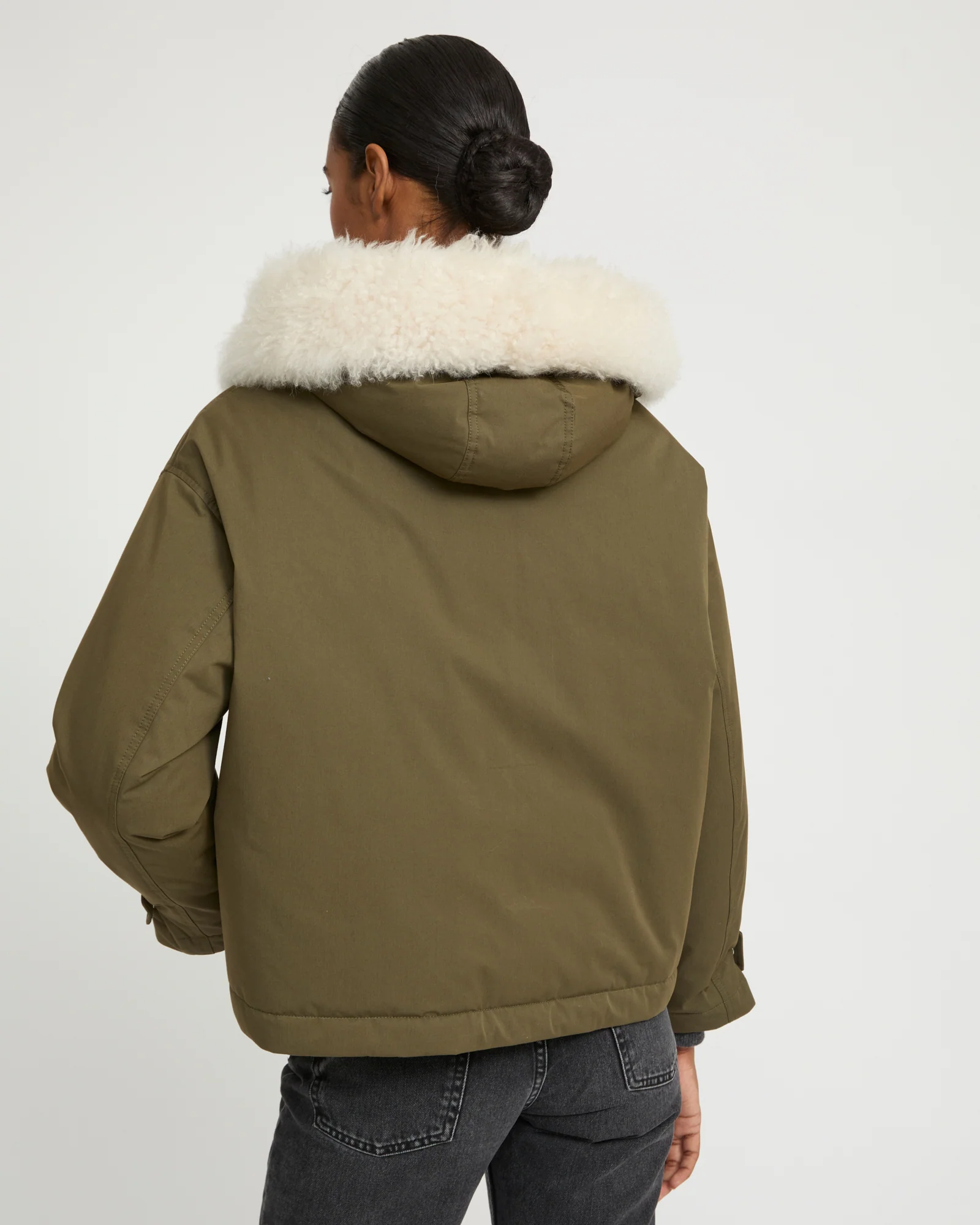 Parka courte en coton imperméable et peau lainée d'agneau - Image 4