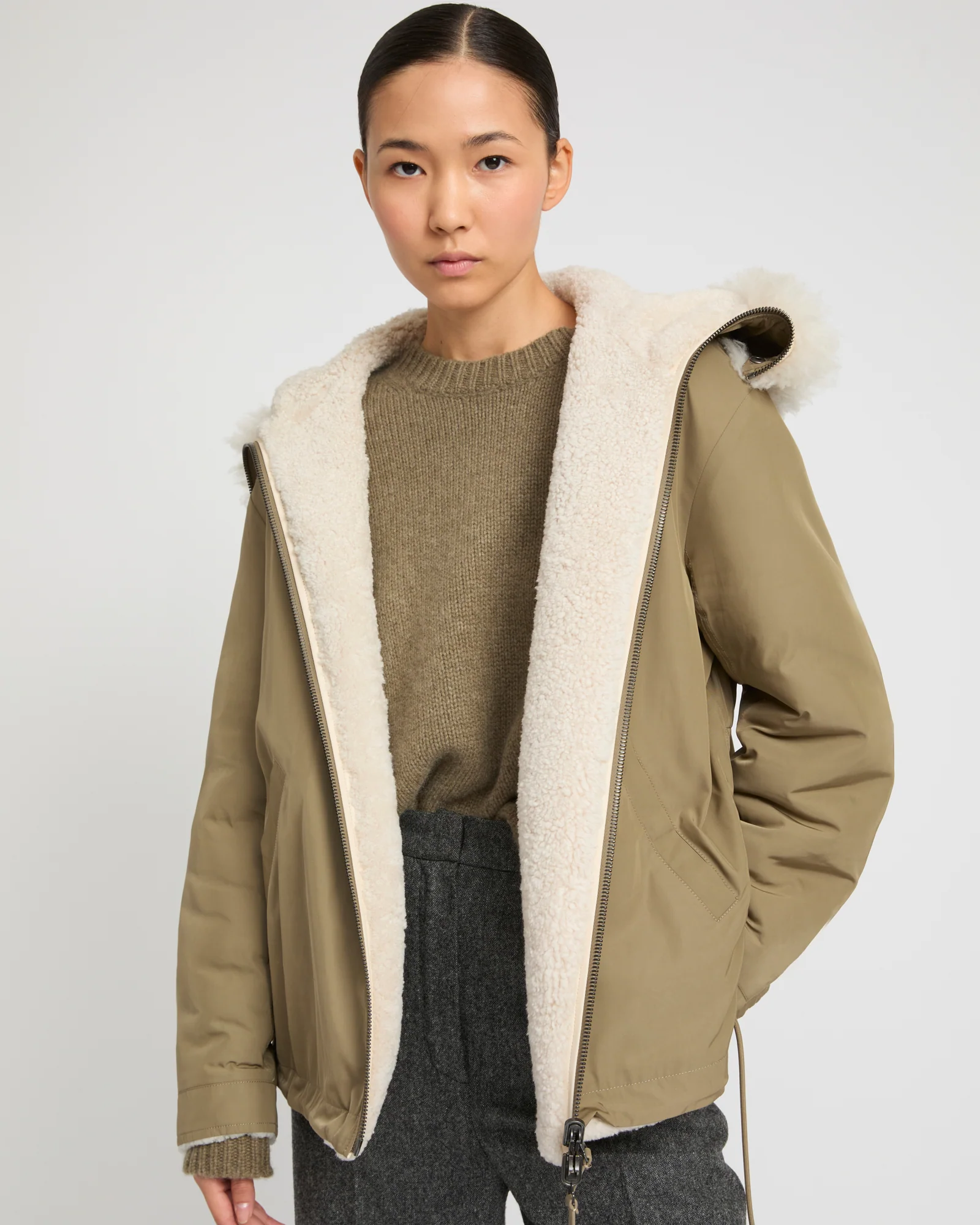 Parka courte en tissu technique déperlant réversible avec peau lainée d'agneau - Image 3