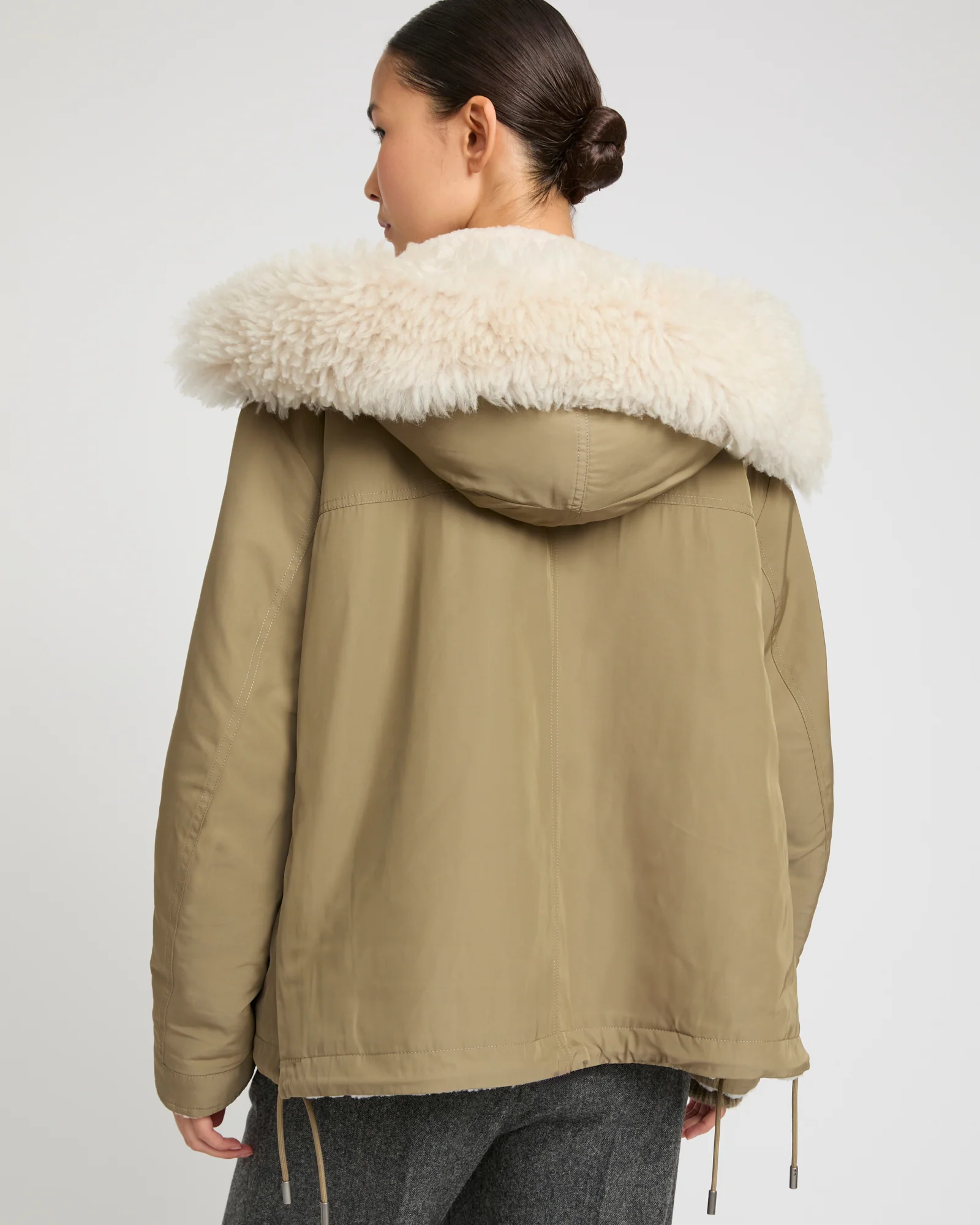 Parka courte en tissu technique déperlant réversible avec peau lainée d'agneau - Image 4