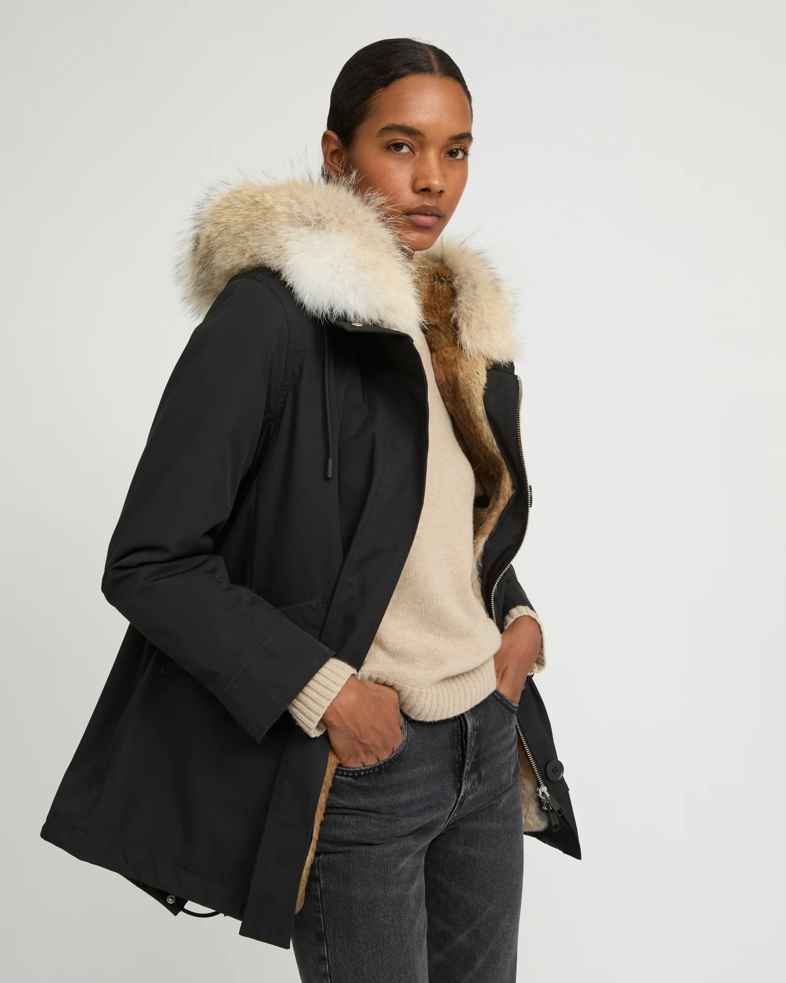 Parka courte tissu technique, fourrure de coyote et de lapin - Image 3