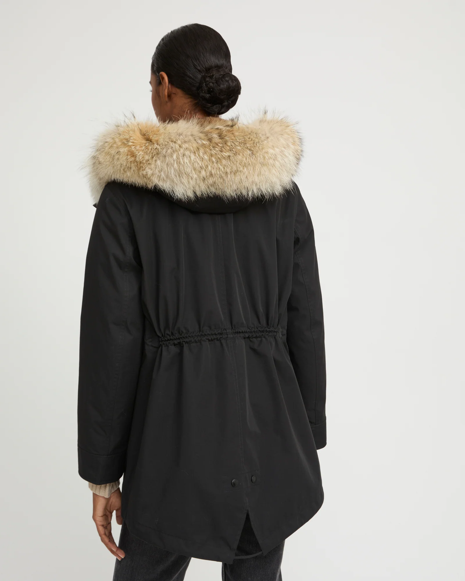 Parka courte tissu technique, fourrure de coyote et de lapin - Image 4