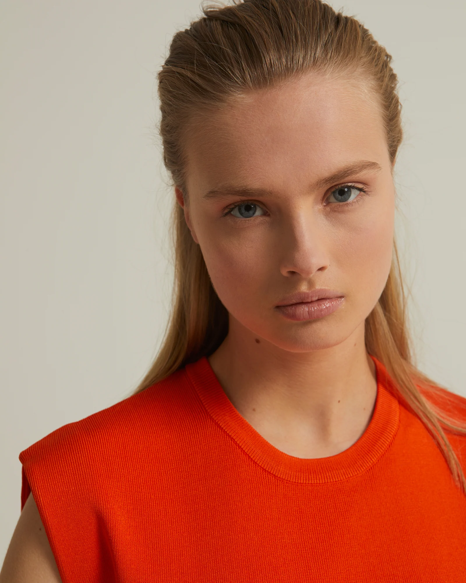 Robe courte sans manches en maille stretch - Image 3