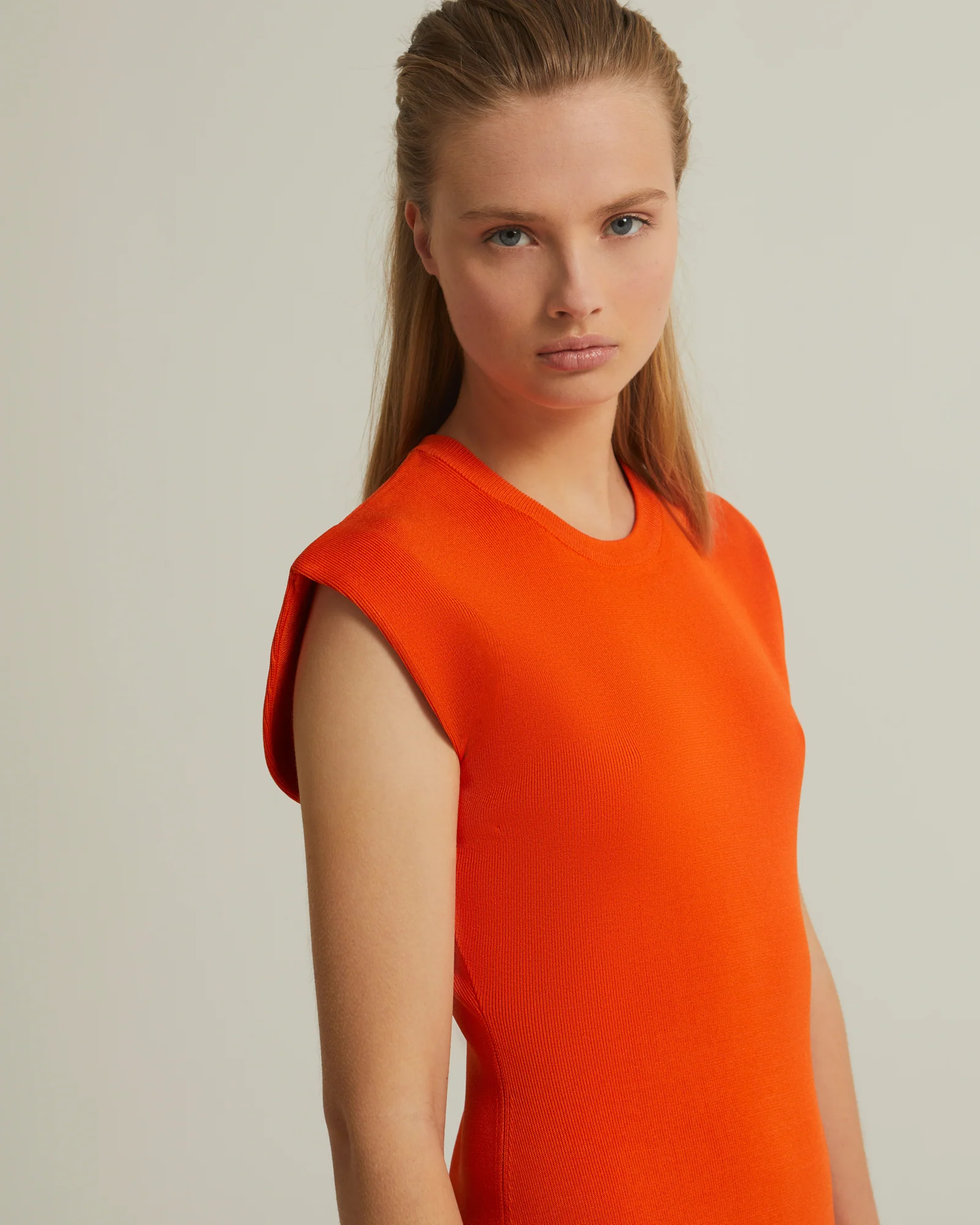 Robe courte sans manches en maille stretch - Image 4