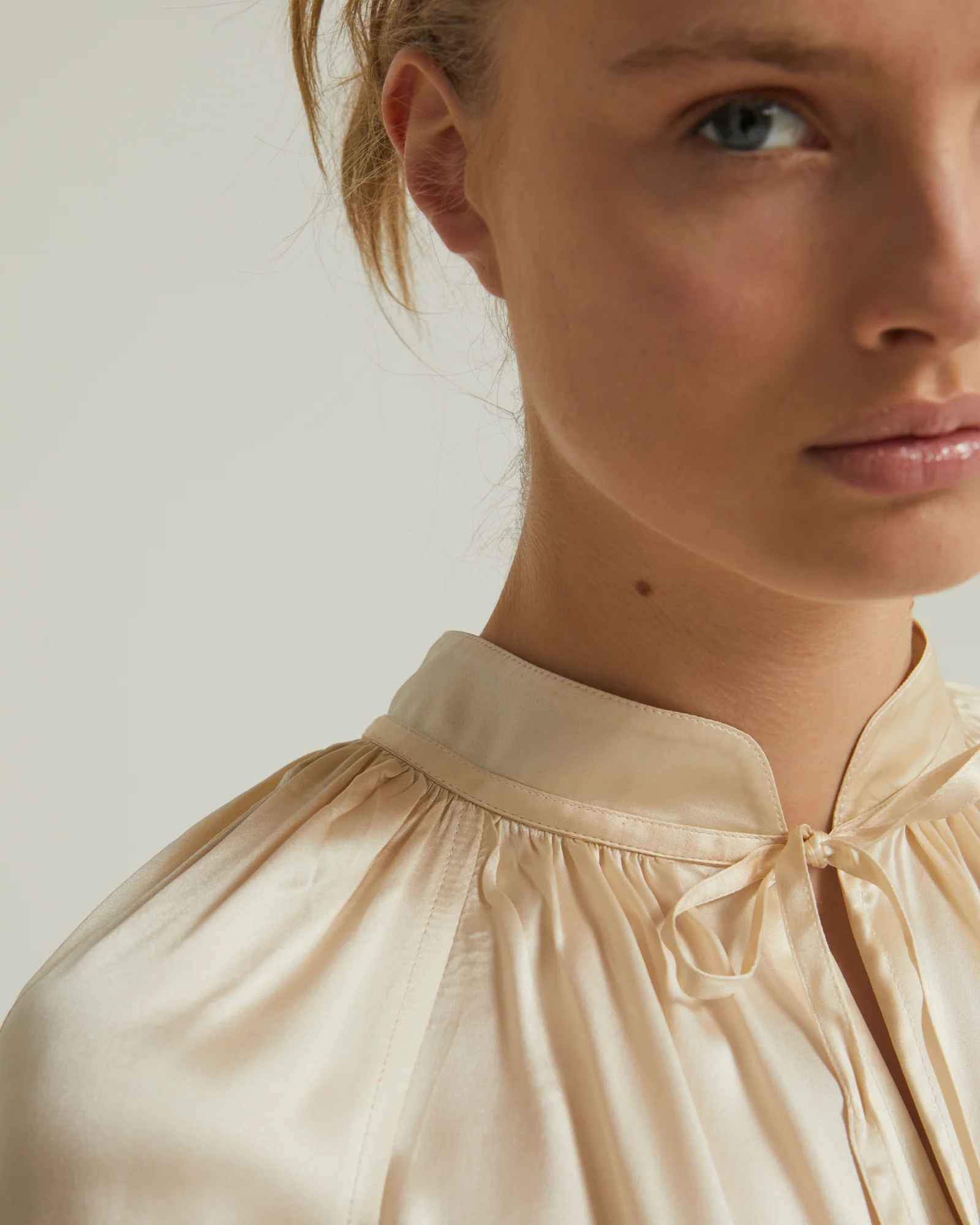 Robe fluide à manches longues en satin de soie - Image 3