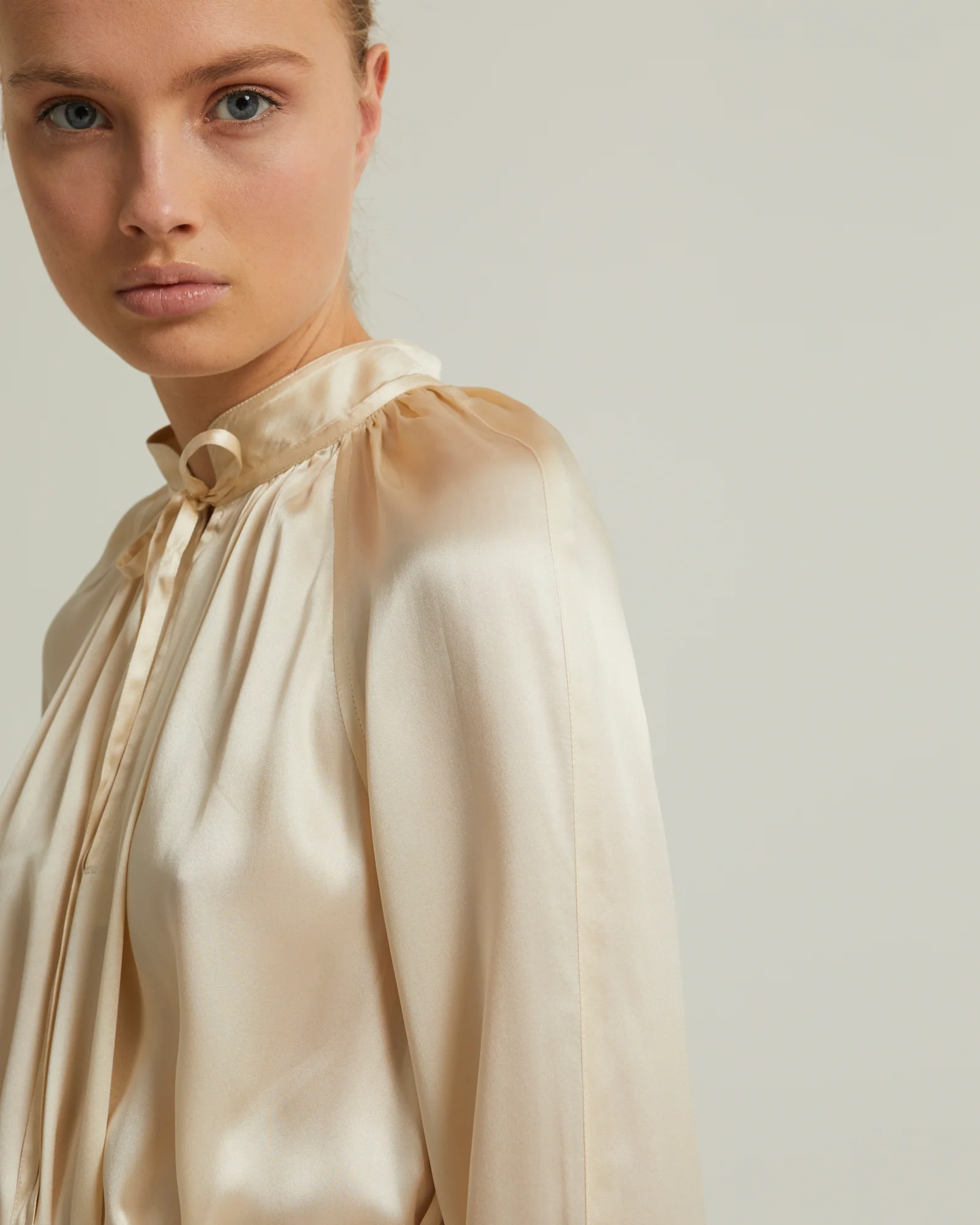 Robe fluide à manches longues en satin de soie - Image 4