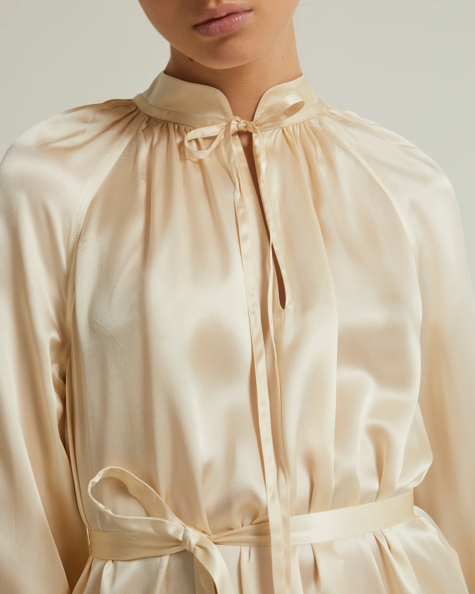 Robe fluide à manches longues en satin de soie - Image 5