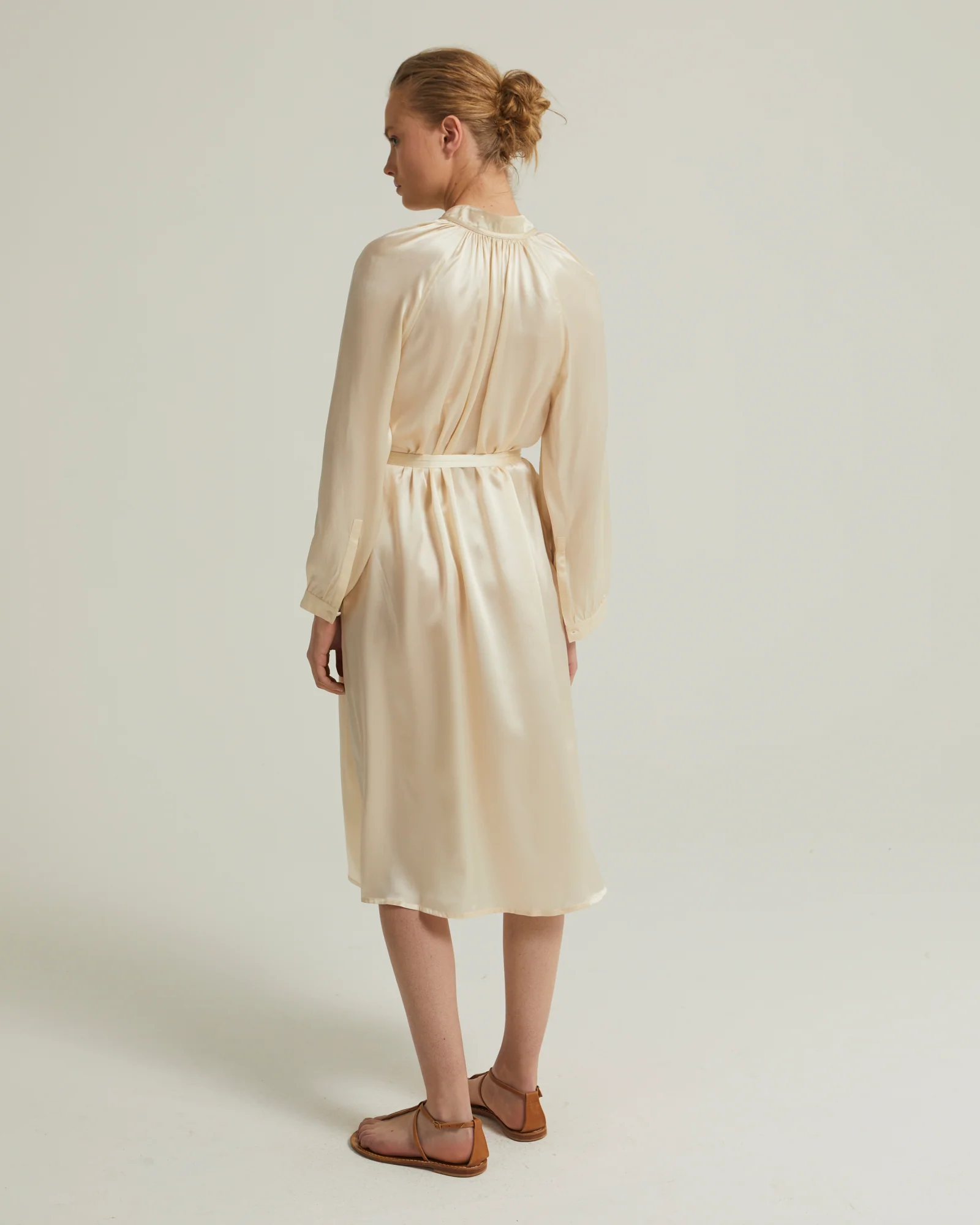 Robe fluide à manches longues en satin de soie - Image 6