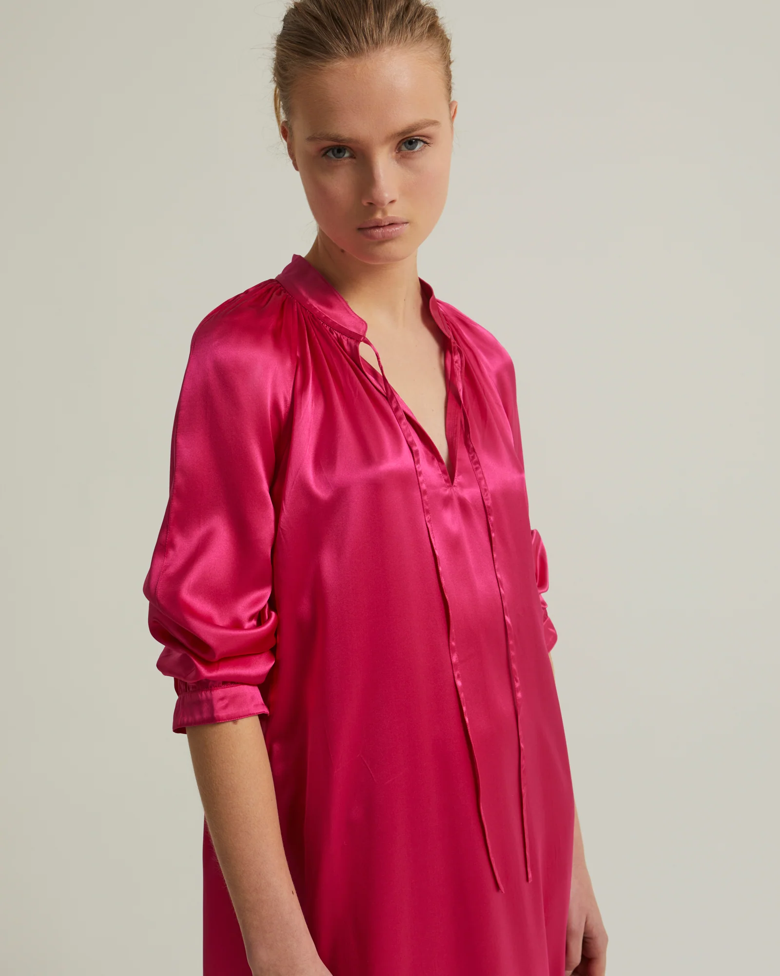 Robe fluide à manches longues en satin de soie - Image 3