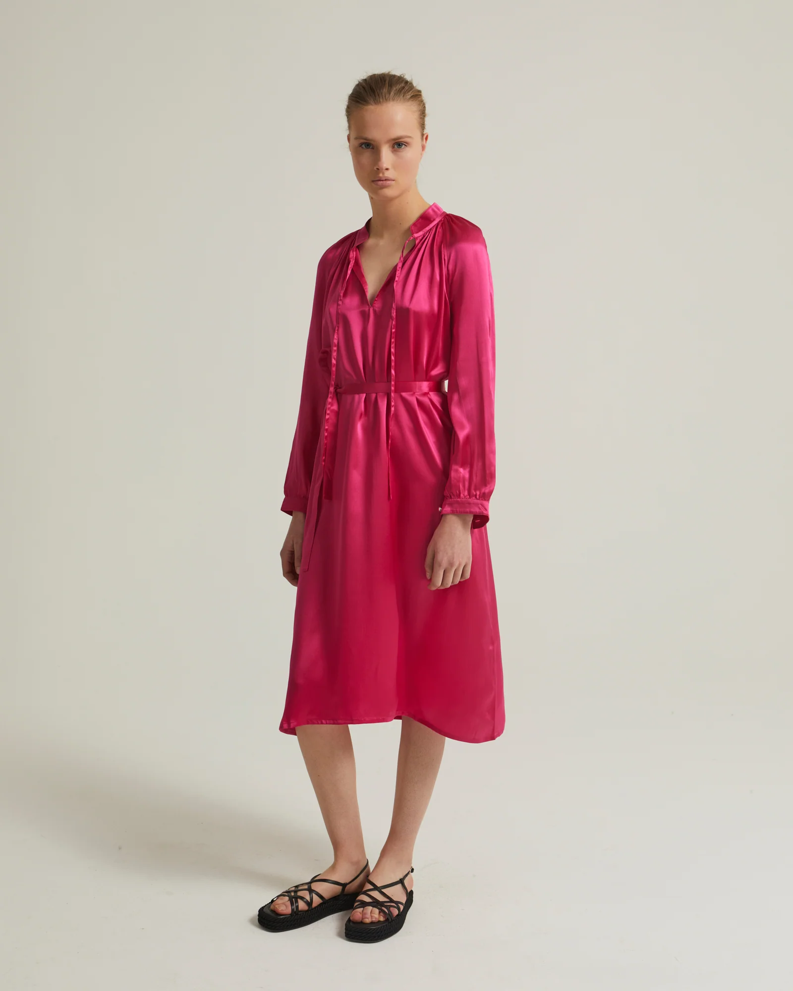 Robe fluide à manches longues en satin de soie - Image 4