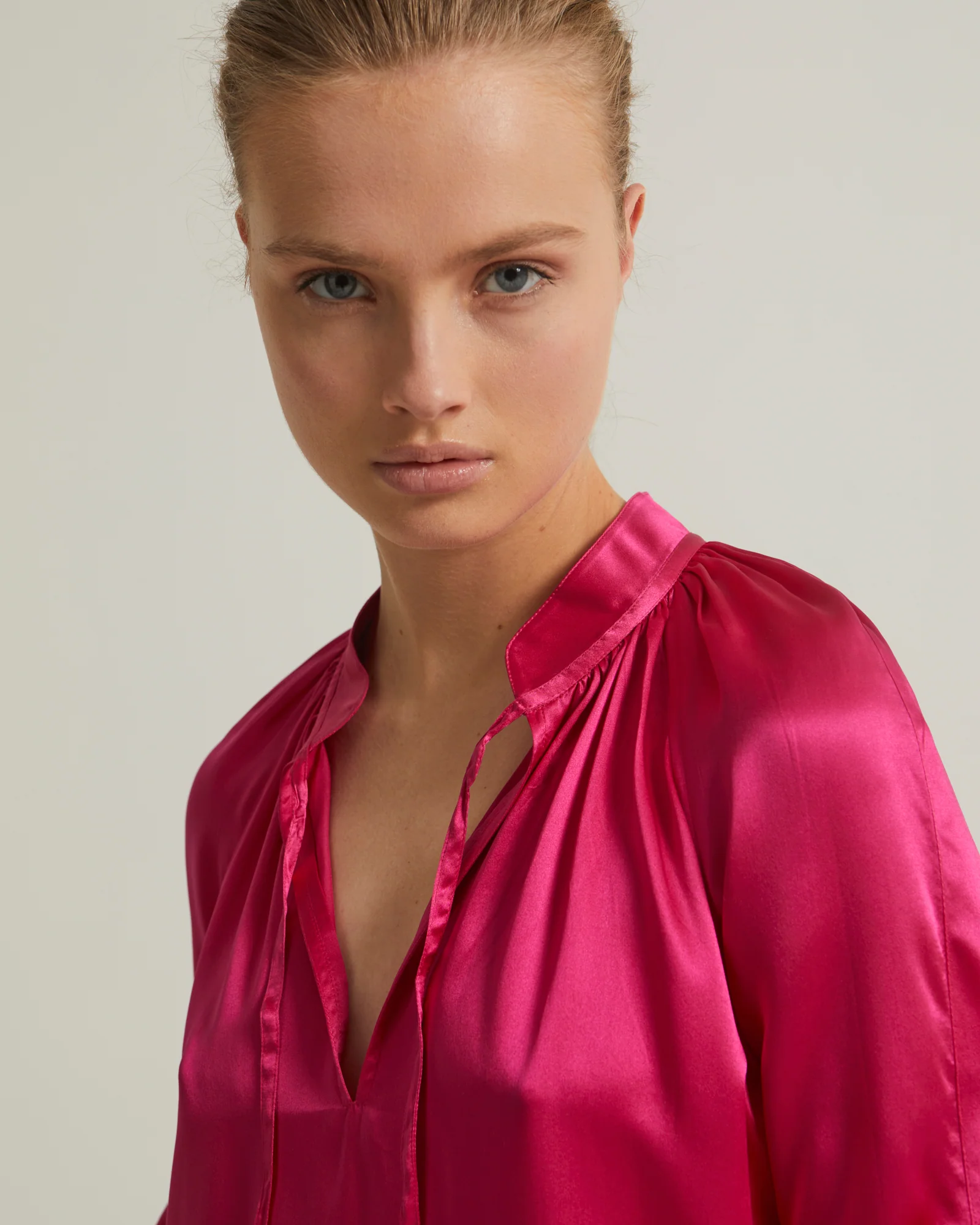 Robe fluide à manches longues en satin de soie - Image 5