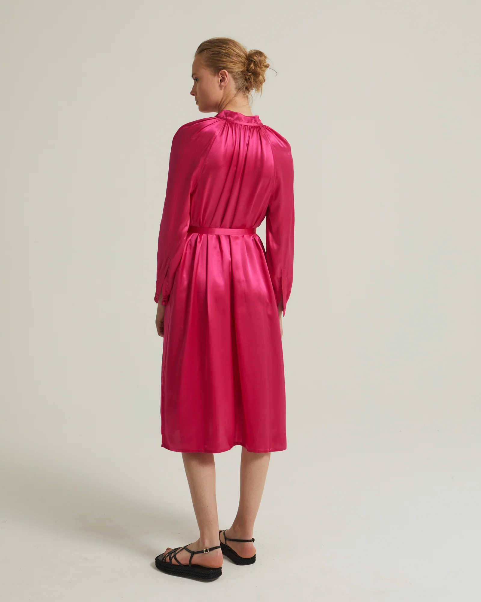 Robe fluide à manches longues en satin de soie - Image 6