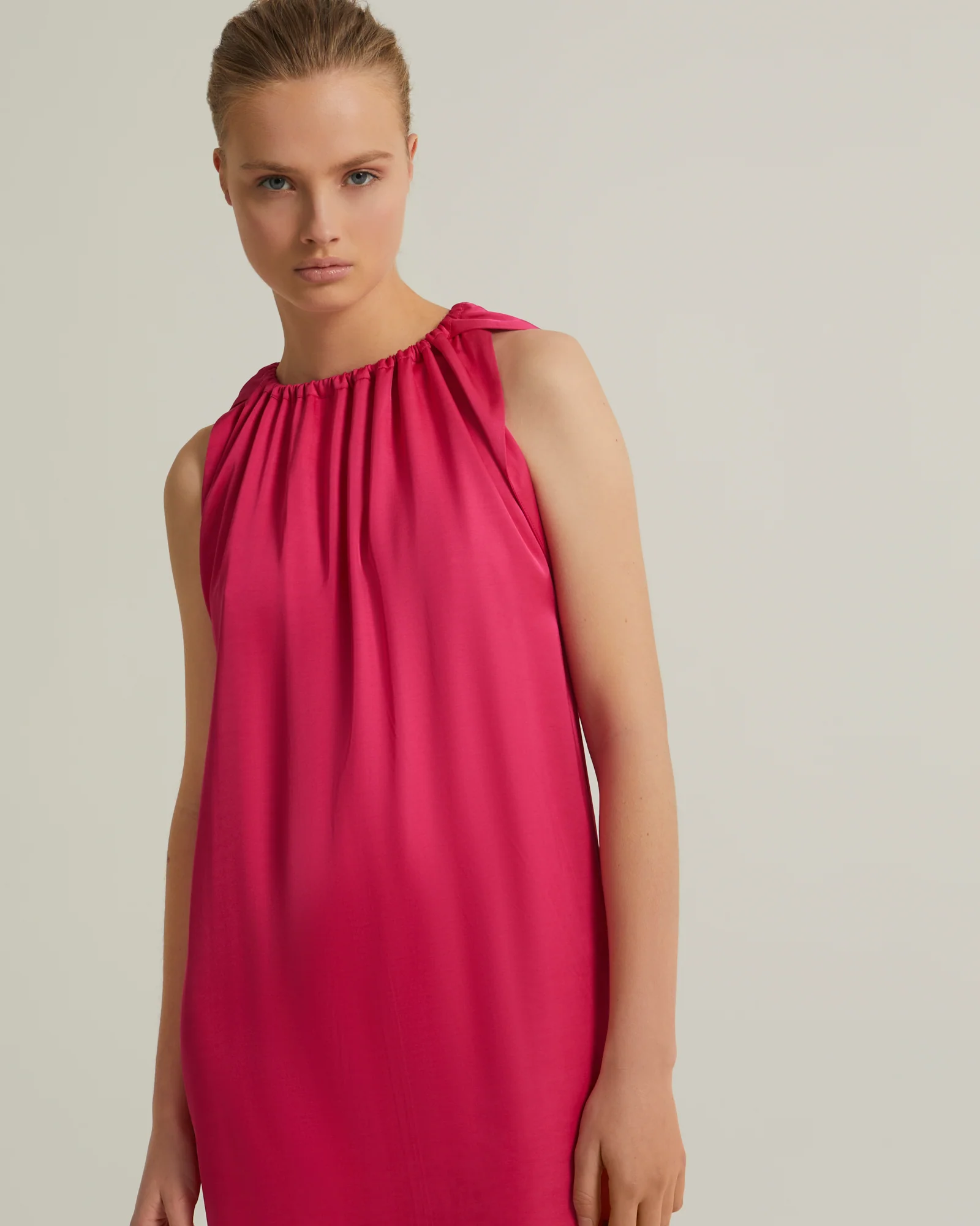 Robe longue avec encolure coulissée en satin - Image 4
