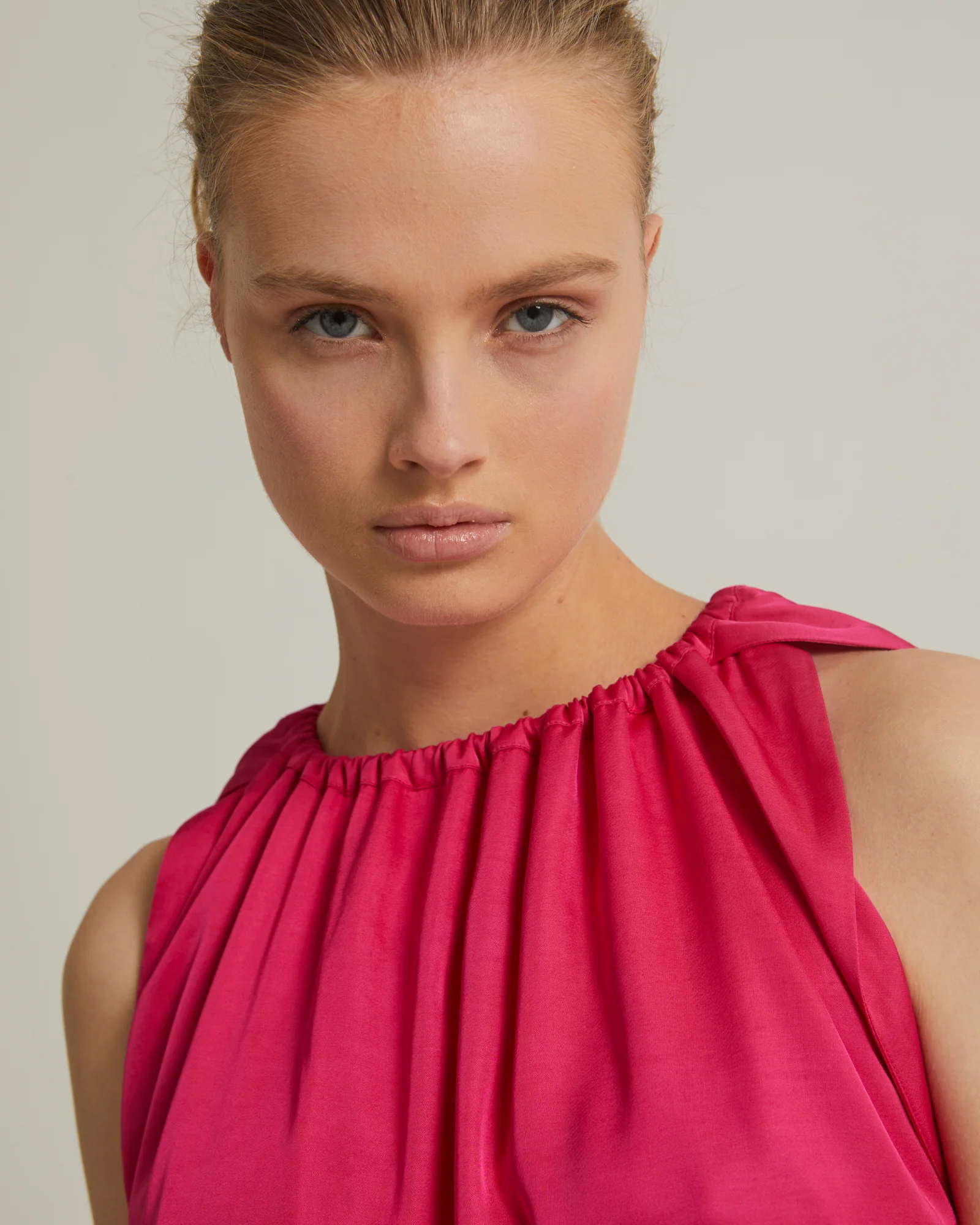 Robe longue avec encolure coulissée en satin - Image 5