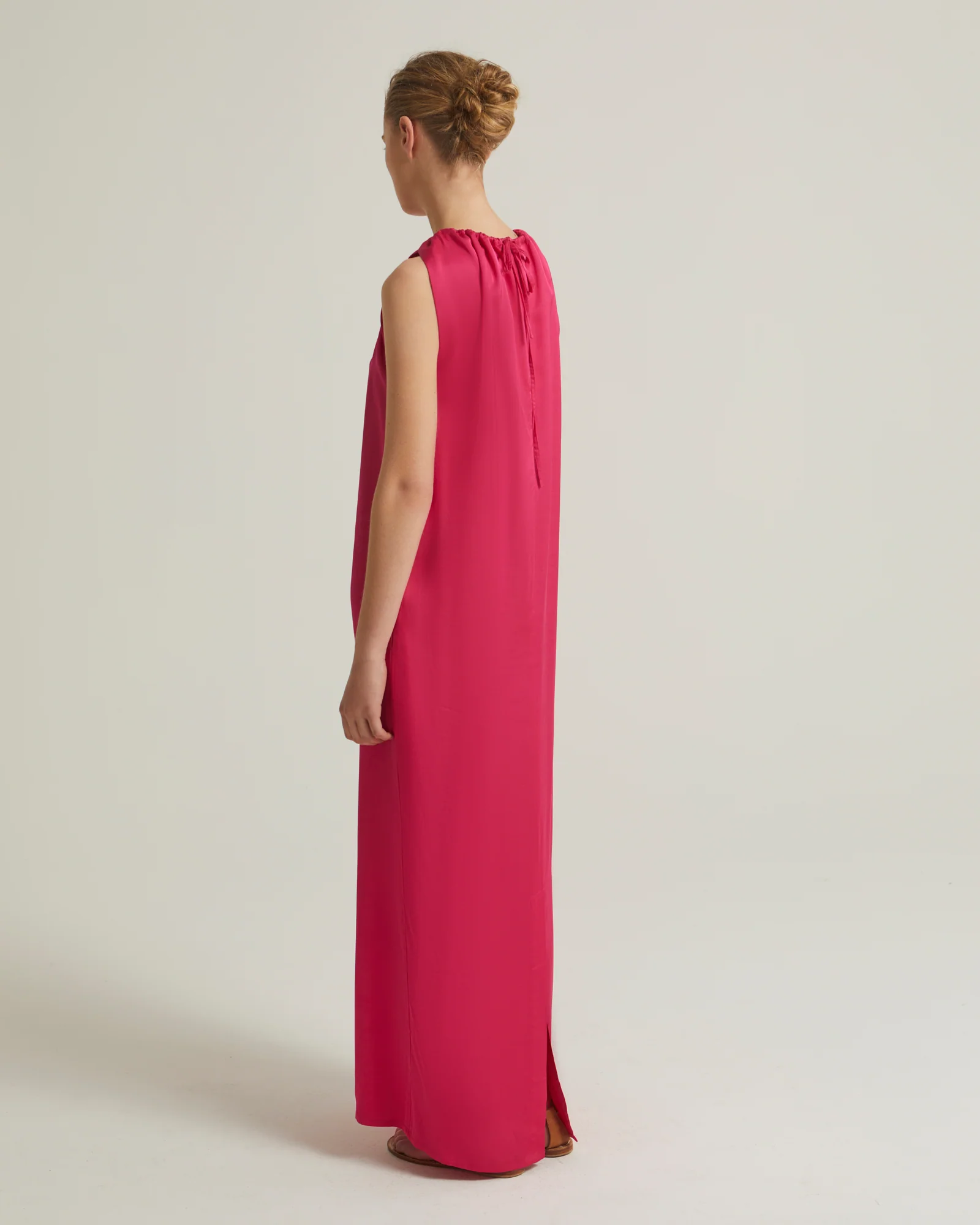 Robe longue avec encolure coulissée en satin - Image 6