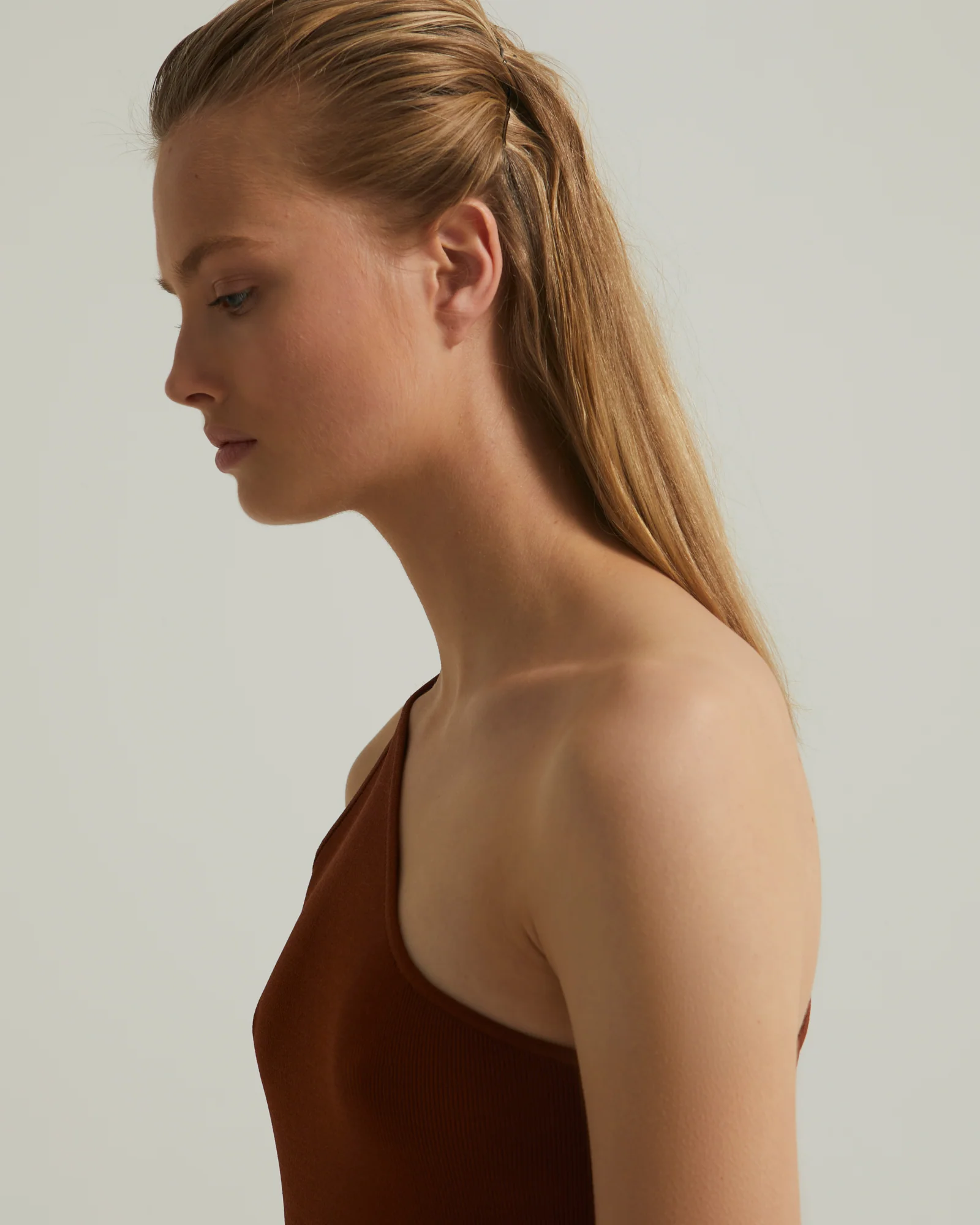 Robe mi-longue asymétrique en maille stretch - Image 4