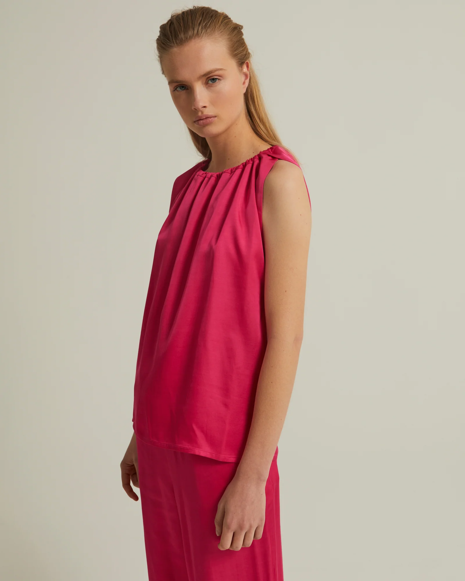 Top sans manches avec encolure ajustable en satin - Image 3
