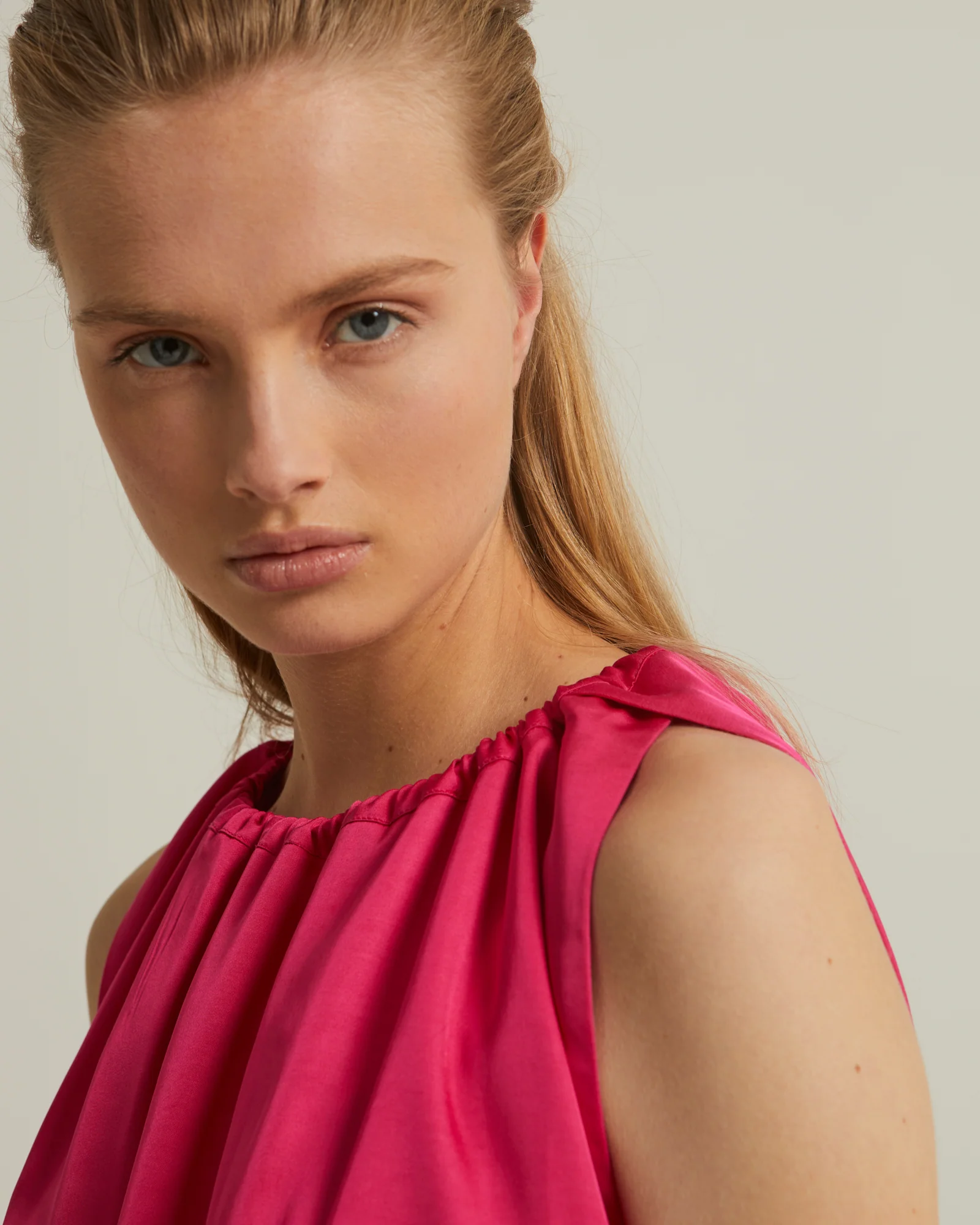 Top sans manches avec encolure ajustable en satin - Image 4