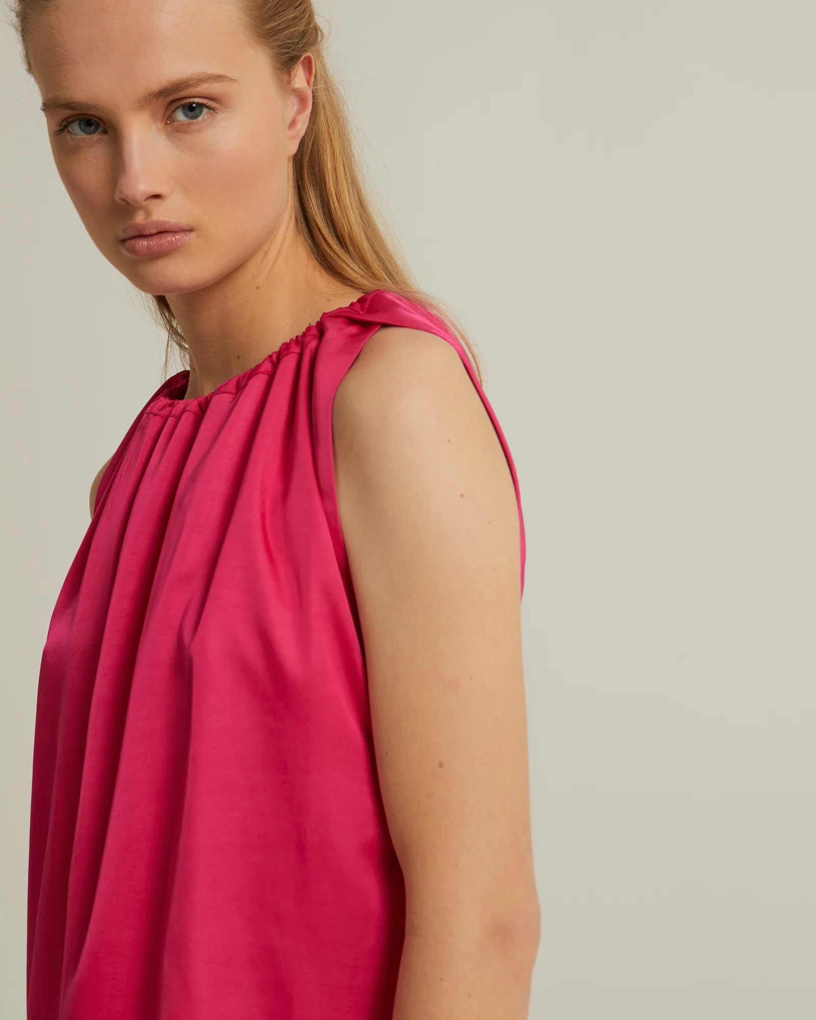 Top sans manches avec encolure ajustable en satin - Image 5