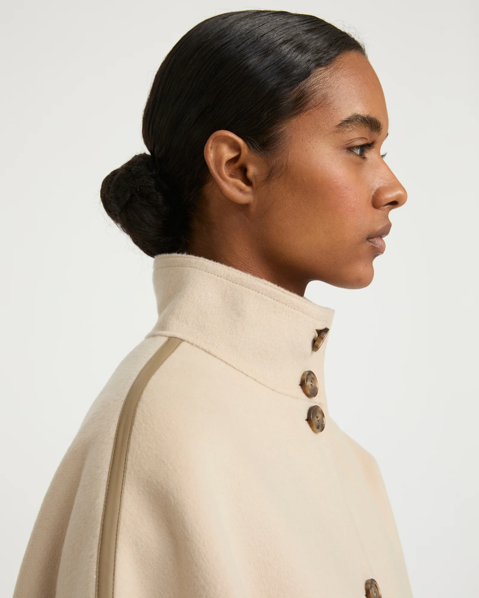 Veste cape cropped en lainage cachemire double face - Image 4