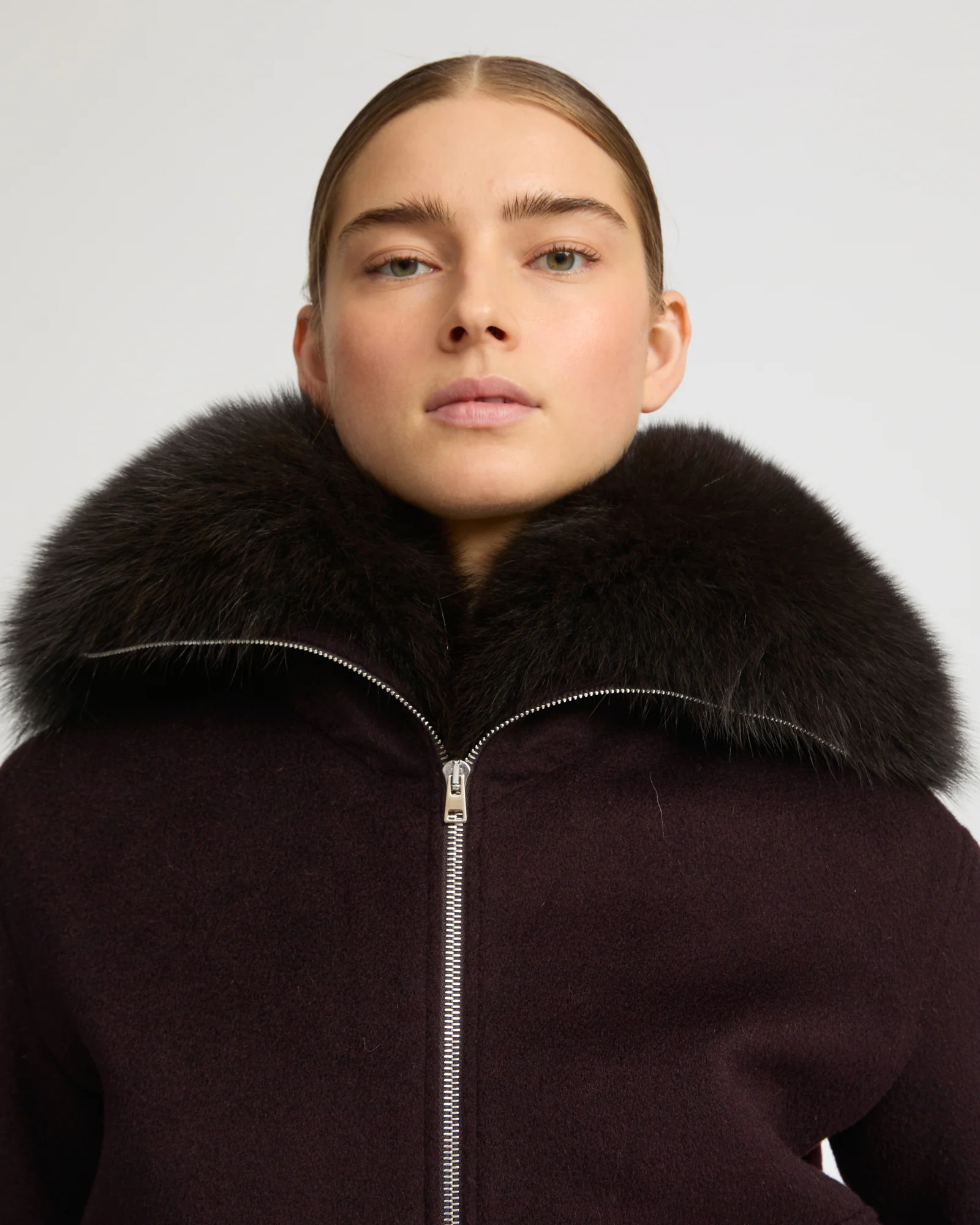 Veste courte en lainage cachemire avec col en fourrure de renard - Image 3