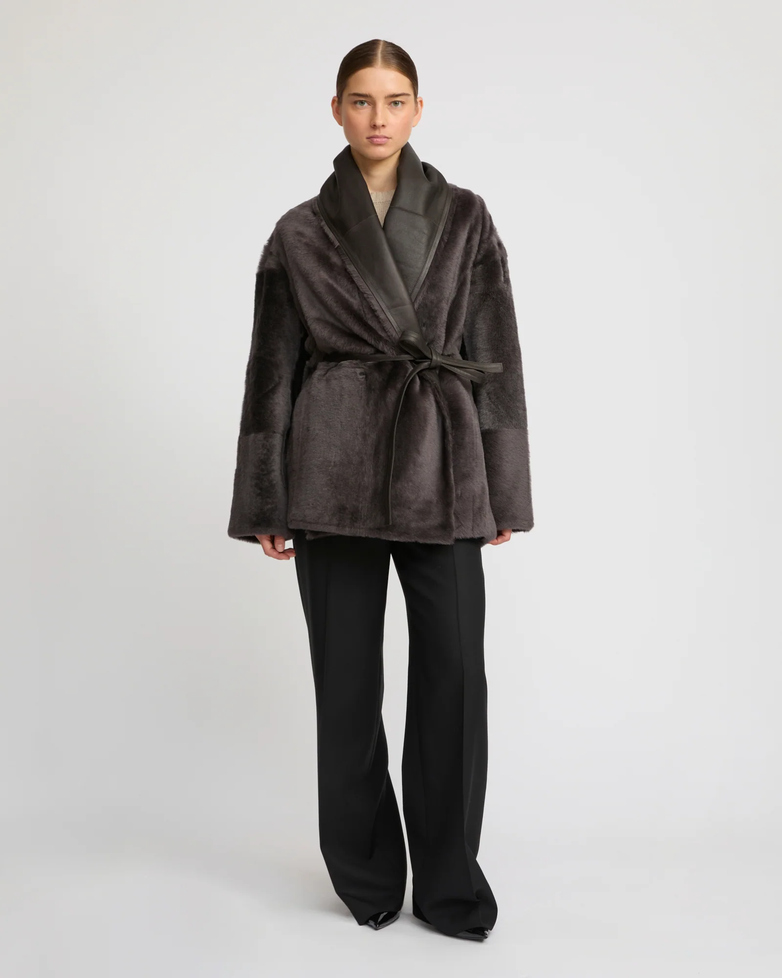 Veste longue drapée en peau lainée d'agneau - Image 3