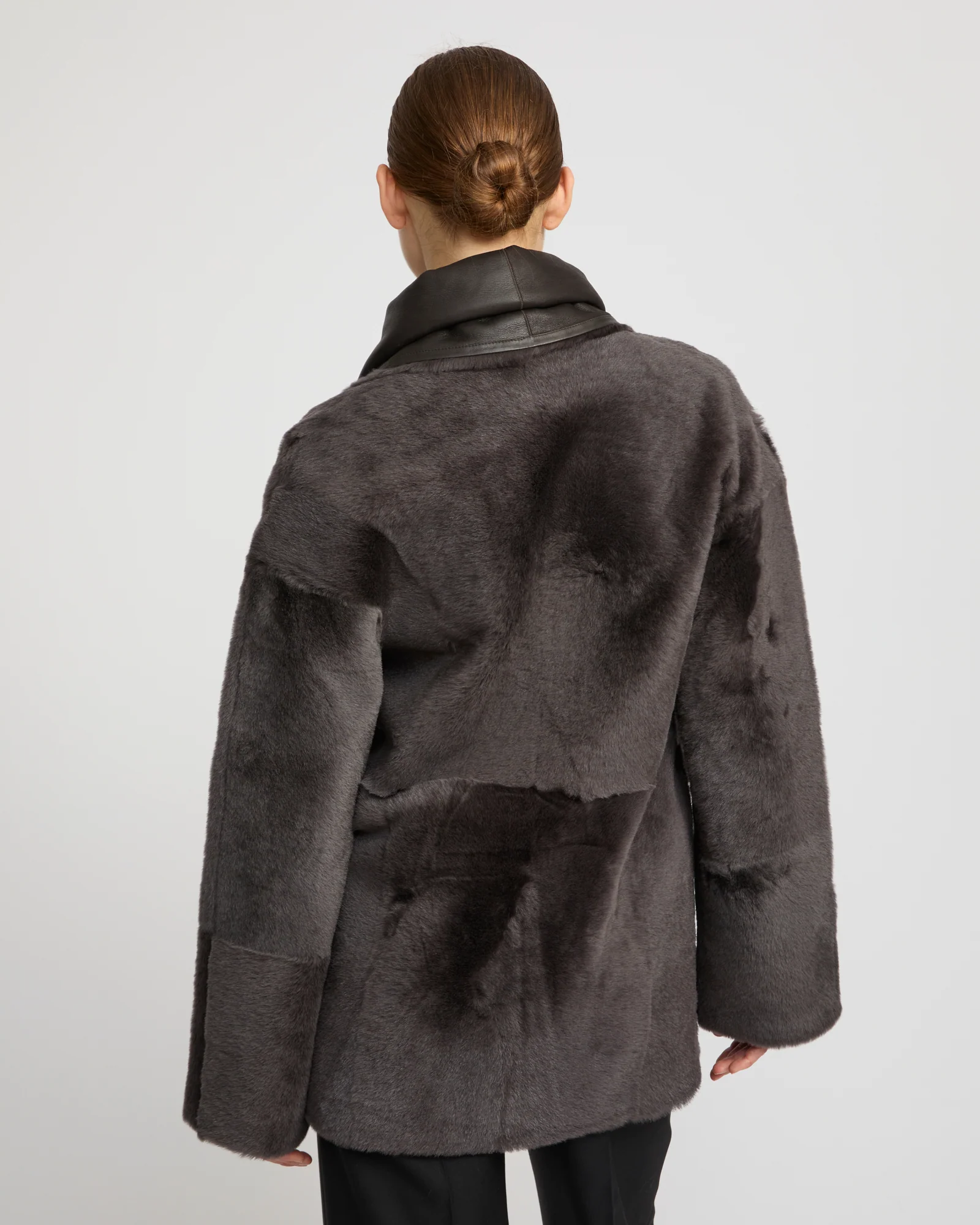 Veste longue drapée en peau lainée d'agneau - Image 4